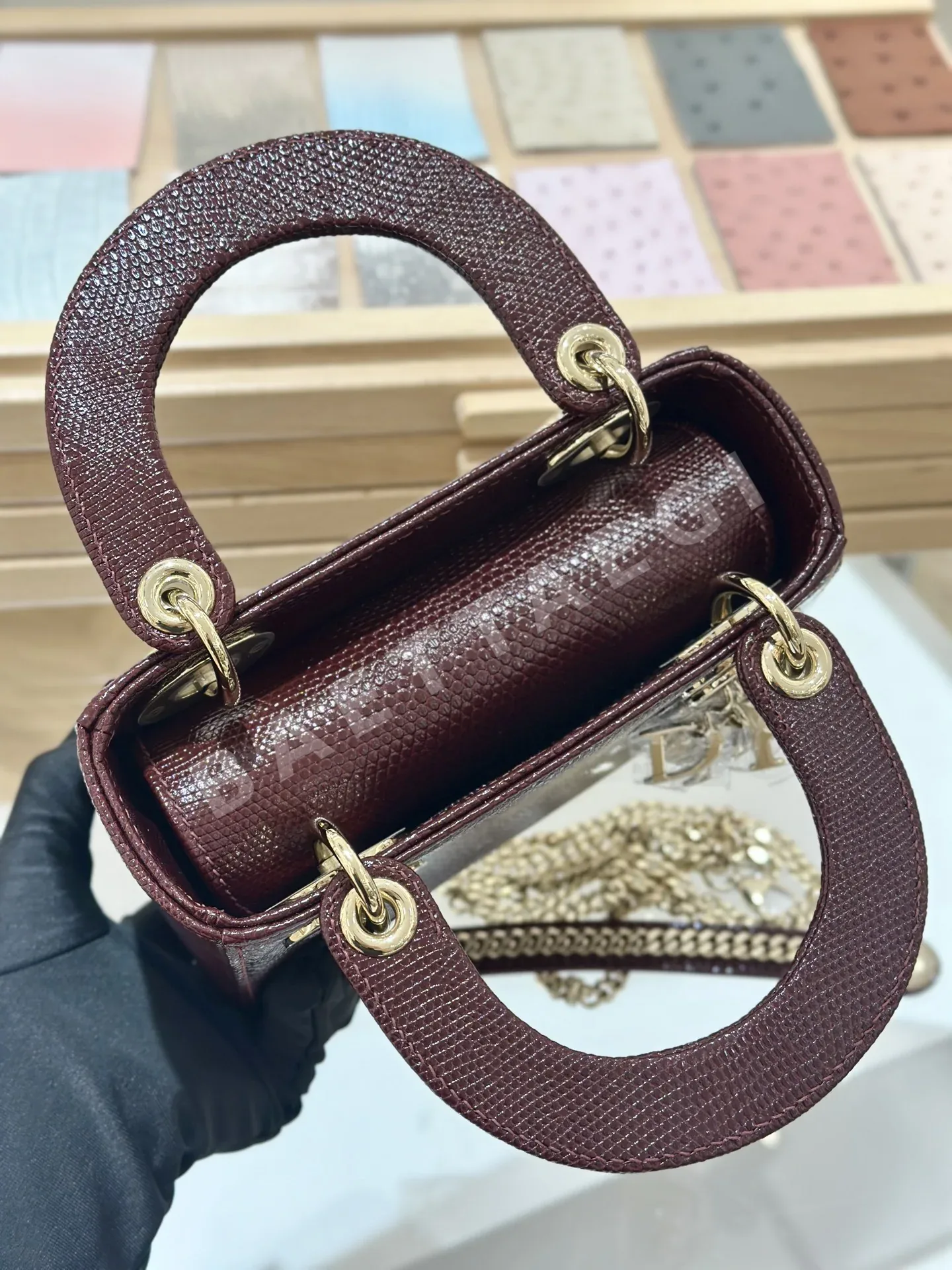 디올 도마뱀 가죽 와인레드 가방 상세 이미지 8
