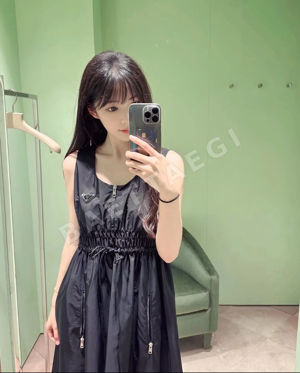 프라다 리사이클 나일론 하프 지퍼 V넥 원피스 상세 이미지 7