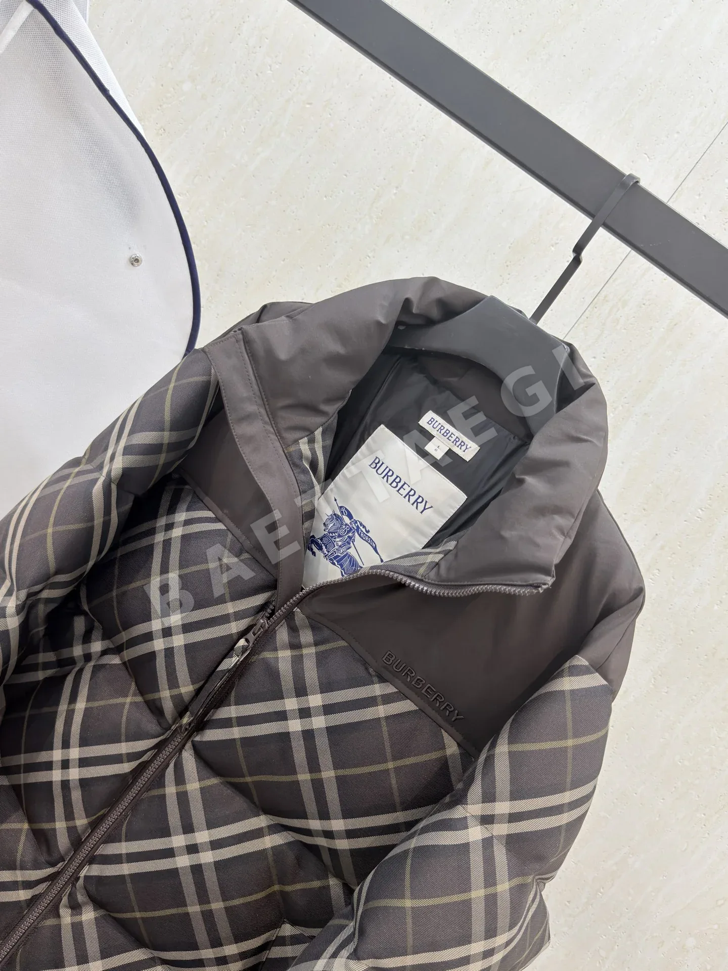 버버리 남성 화이트 덕다운 패딩 상세 이미지 4