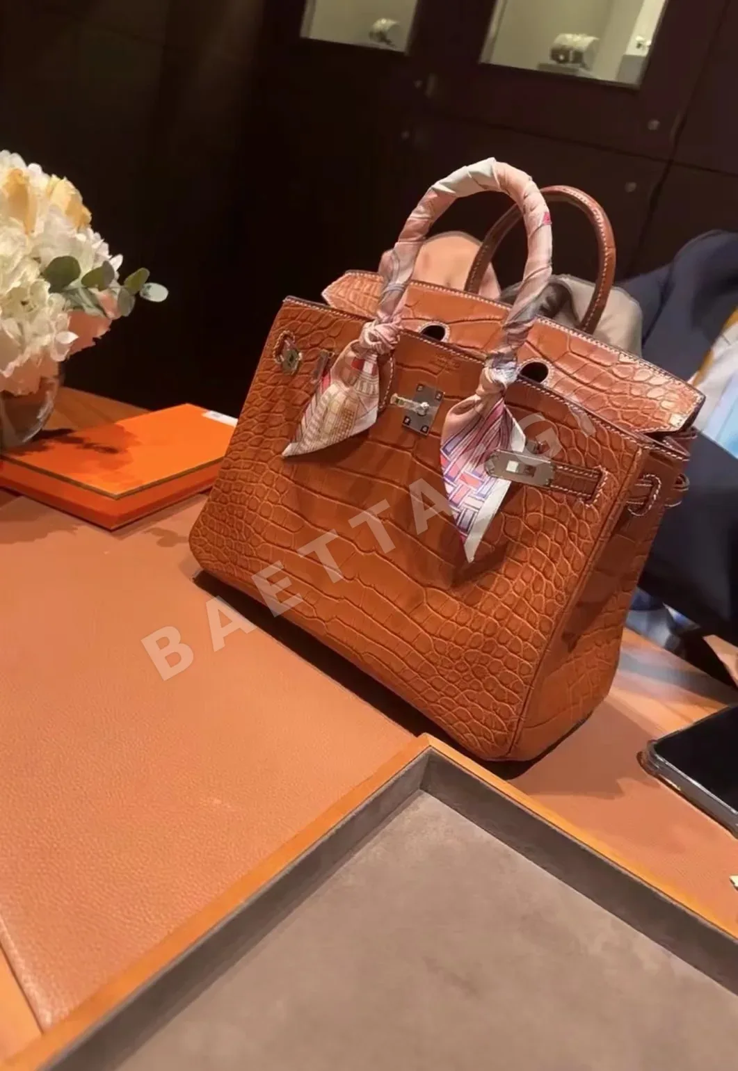 에르메스 새들 브라운 악어가죽 가방 상세 이미지 3