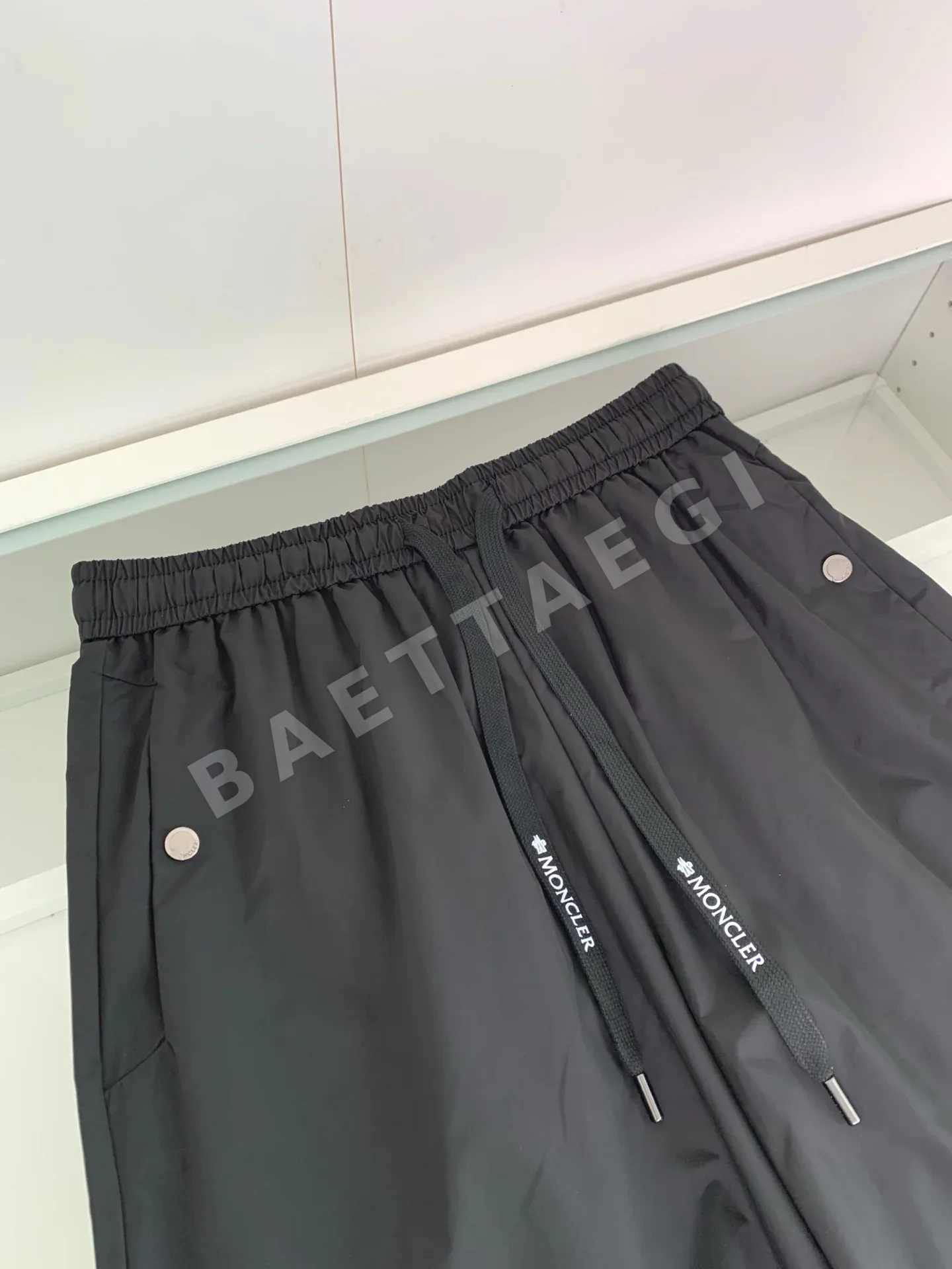 몽클레르 드로스트링 메시 포켓 남성 반바지 상세 이미지 4