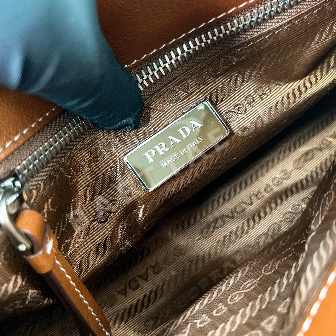 프라다 보니 소프트 사슴가죽 숄더백 1BA499 상세 이미지 9