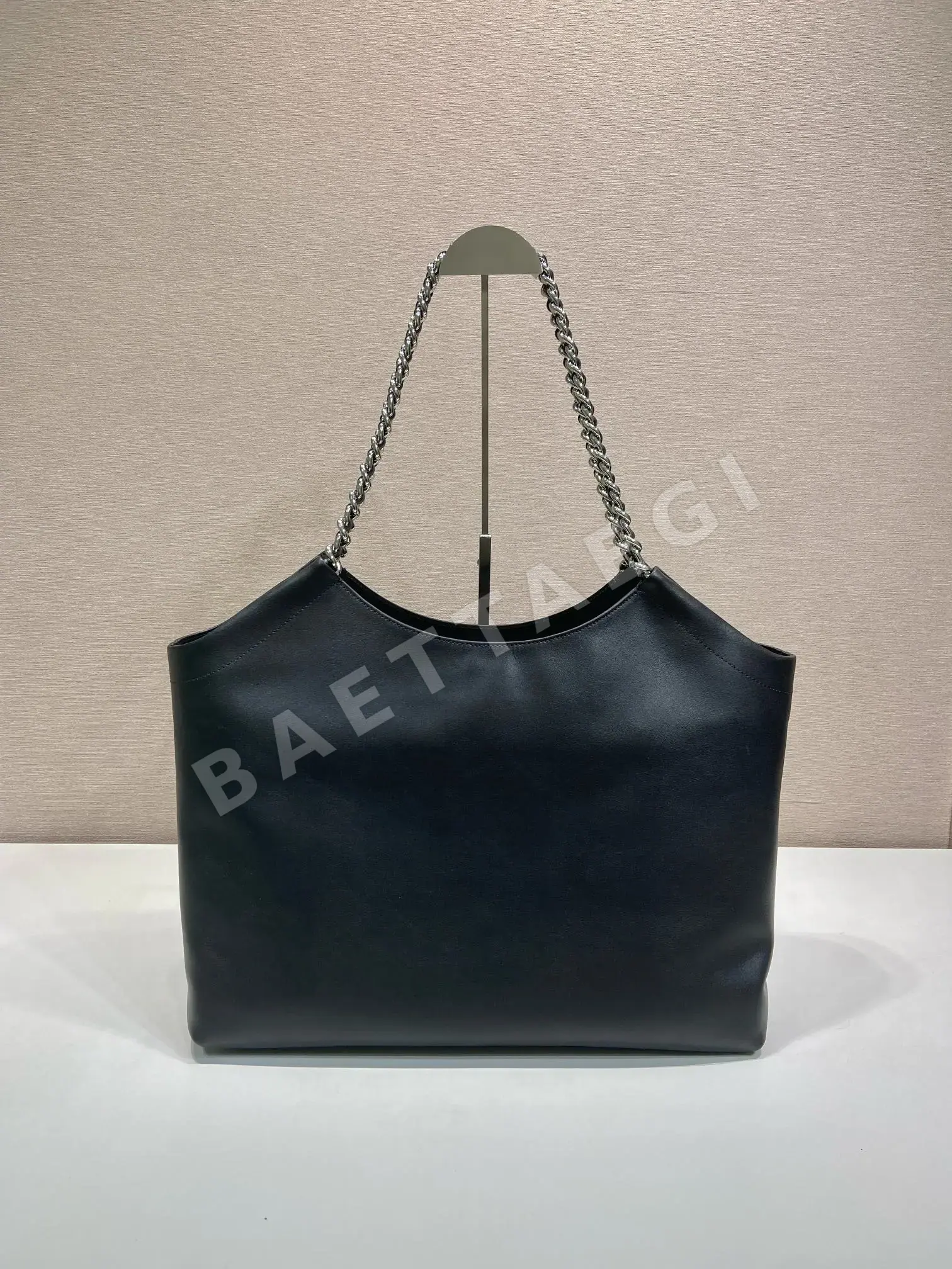 프라다 화이트 카프스킨 숄더백 1BA638 상세 이미지 4