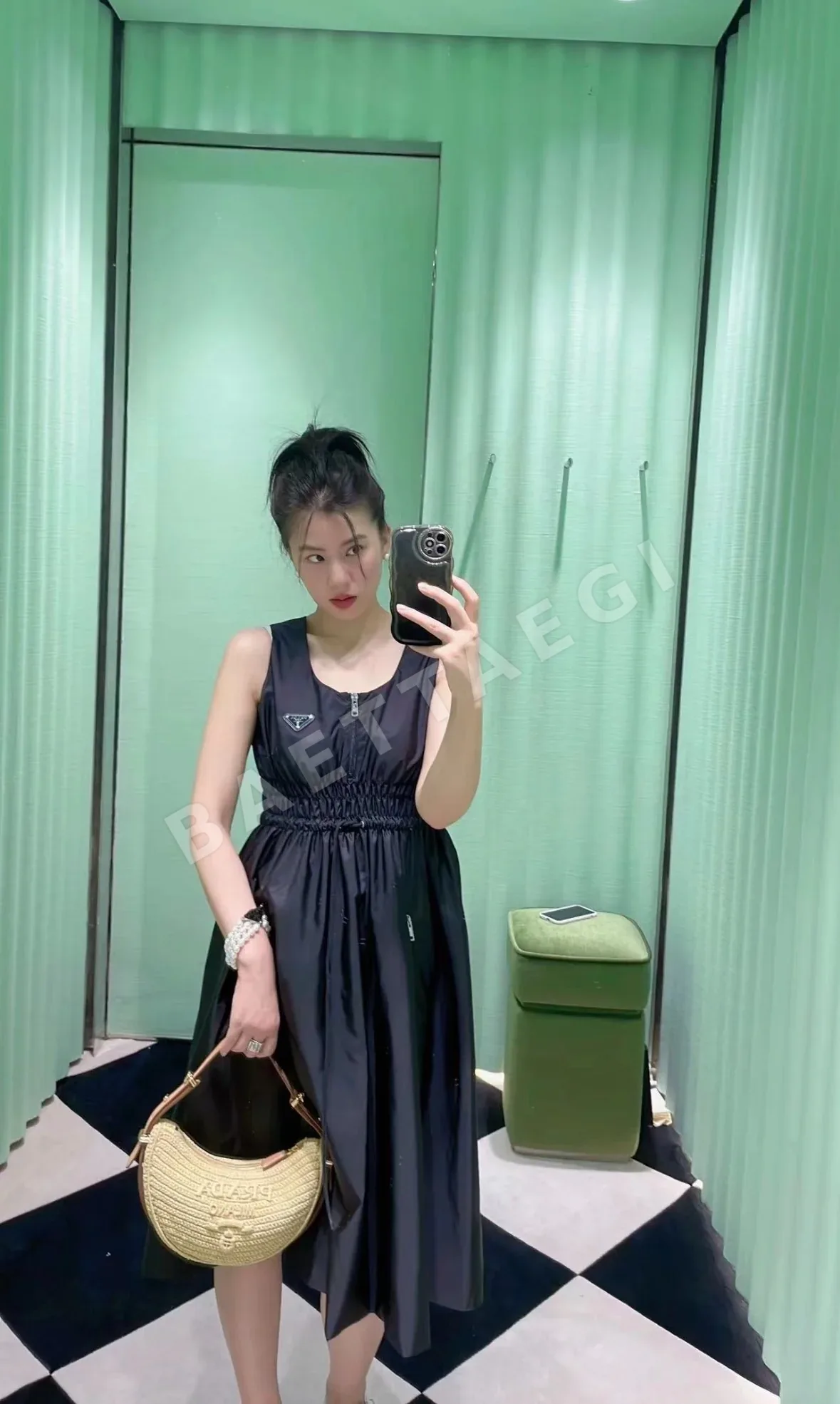 프라다 리사이클 나일론 하프 지퍼 V넥 원피스 상세 이미지 5