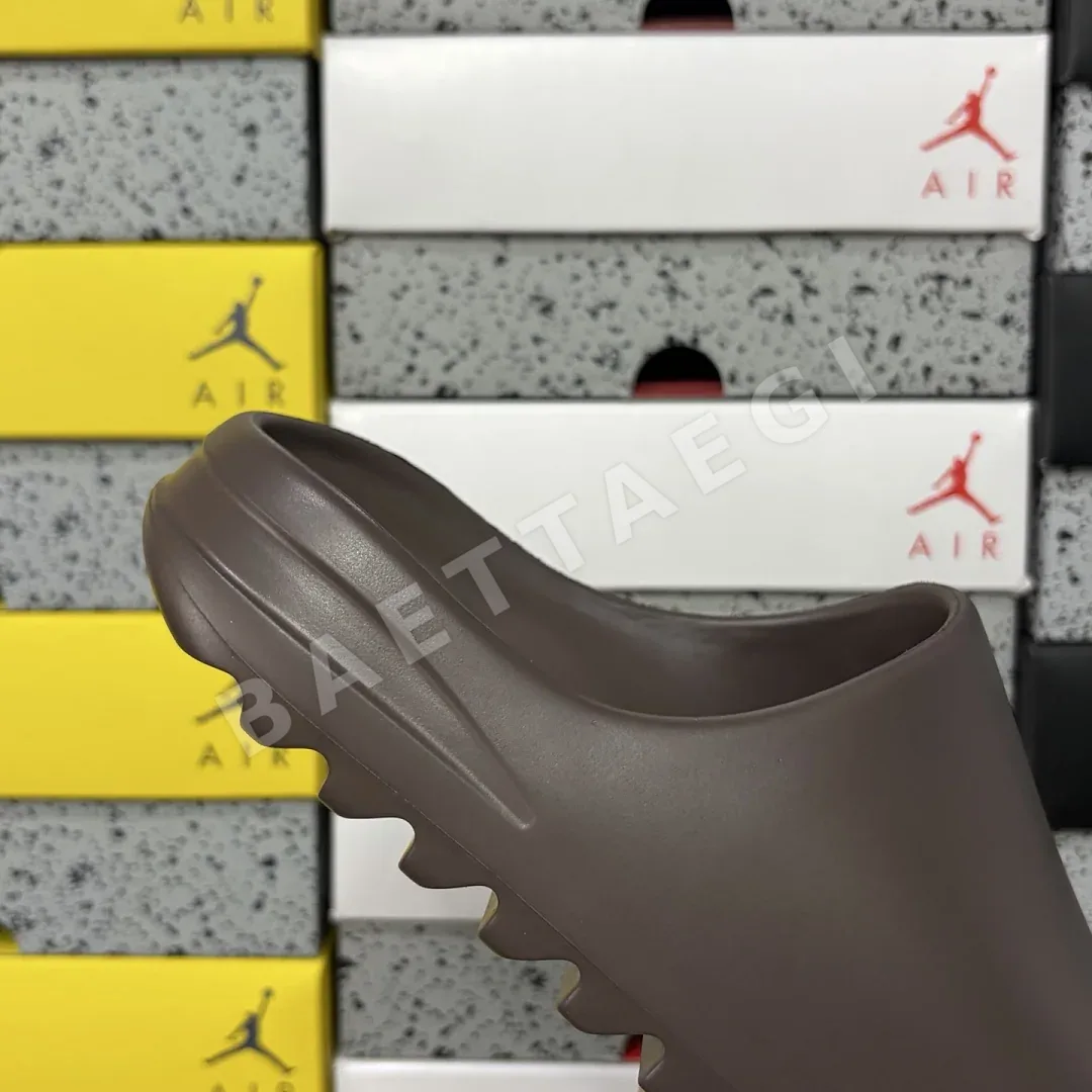 아디다스 [LW] 이지 슬라이드 G55495 200630 Adidas Yeezy Slide Soot 상세 이미지 2