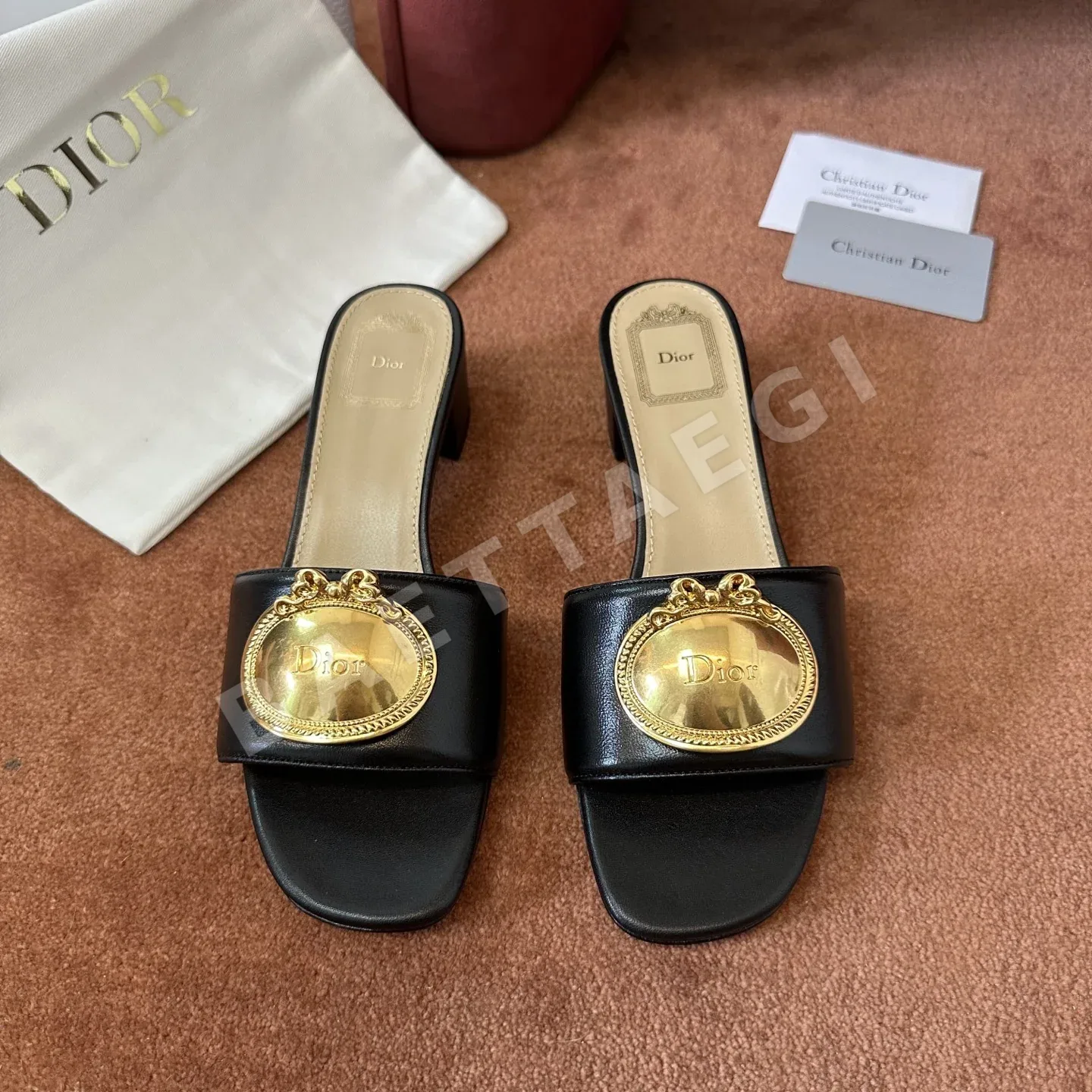 디올 디웨이 뮬 로고 디테일 188078
