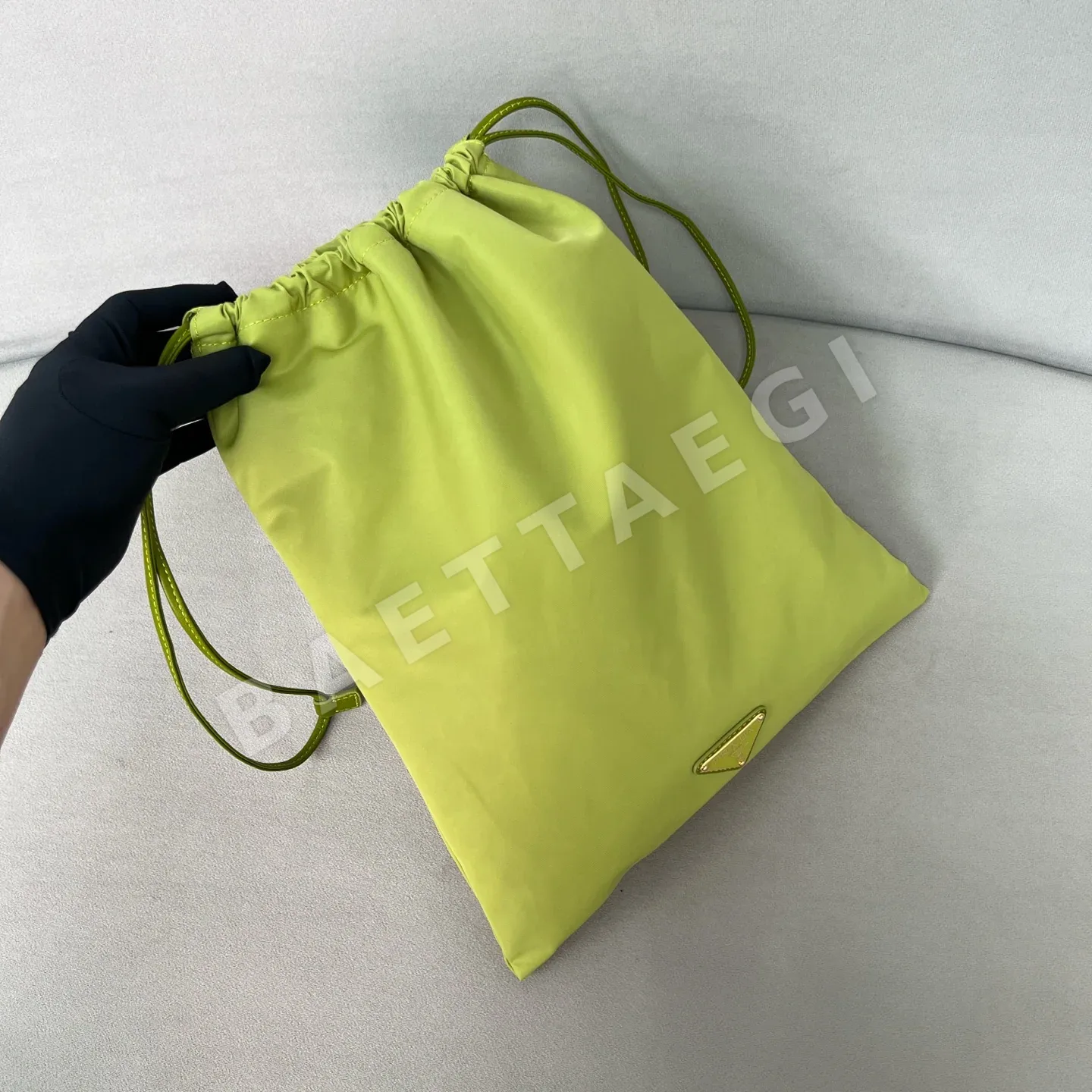 프라다 나일론 드로스트링 클러치백 1NK001 상세 이미지 2