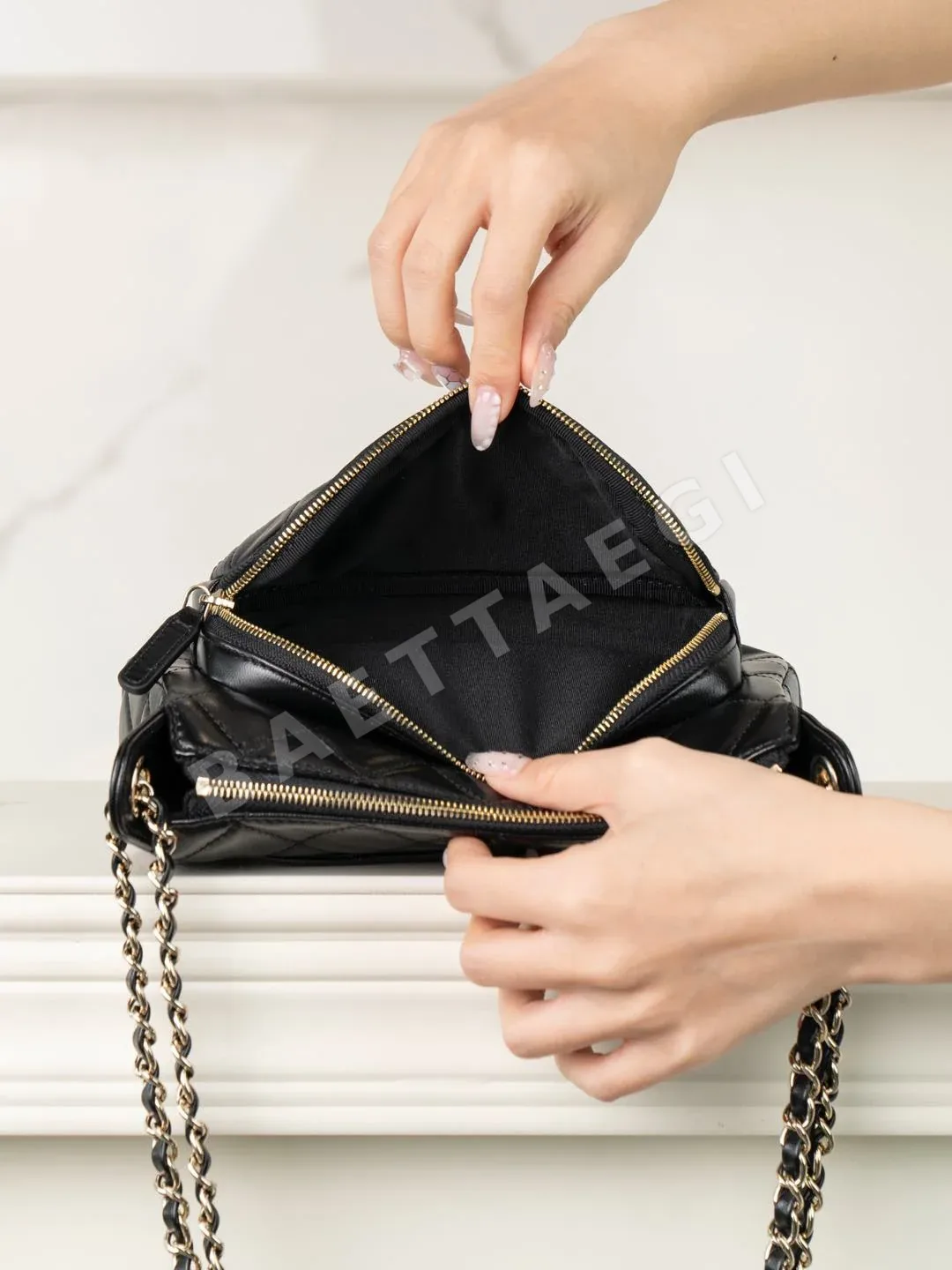 샤넬 블랙 금장 램스킨 카메라백 상세 이미지 5