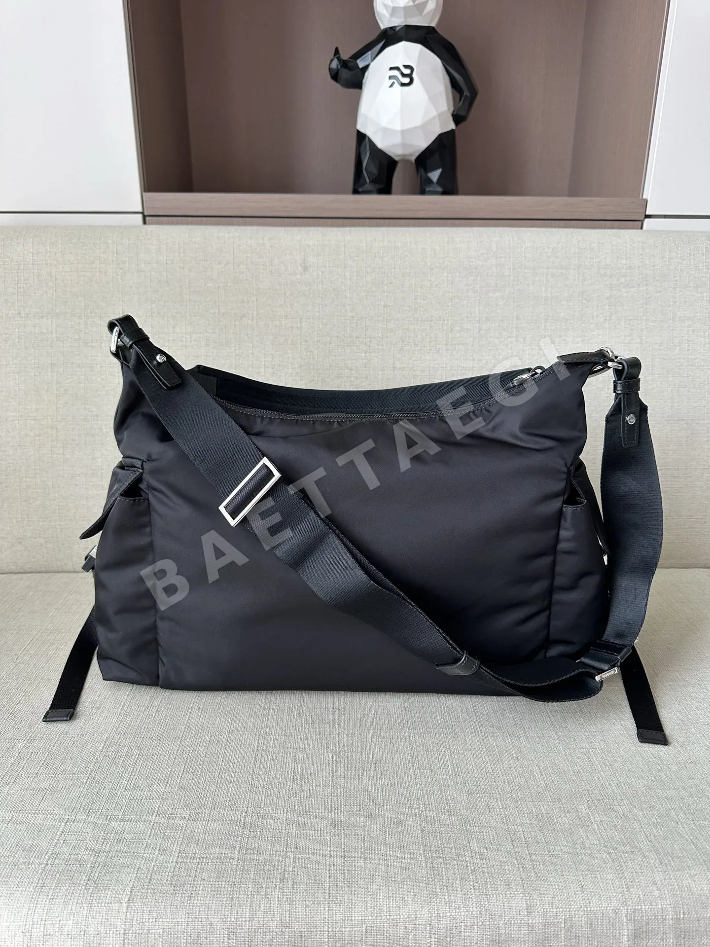프라다 익스플로어 리사이클 나일론 호보 가방 상세 이미지 2
