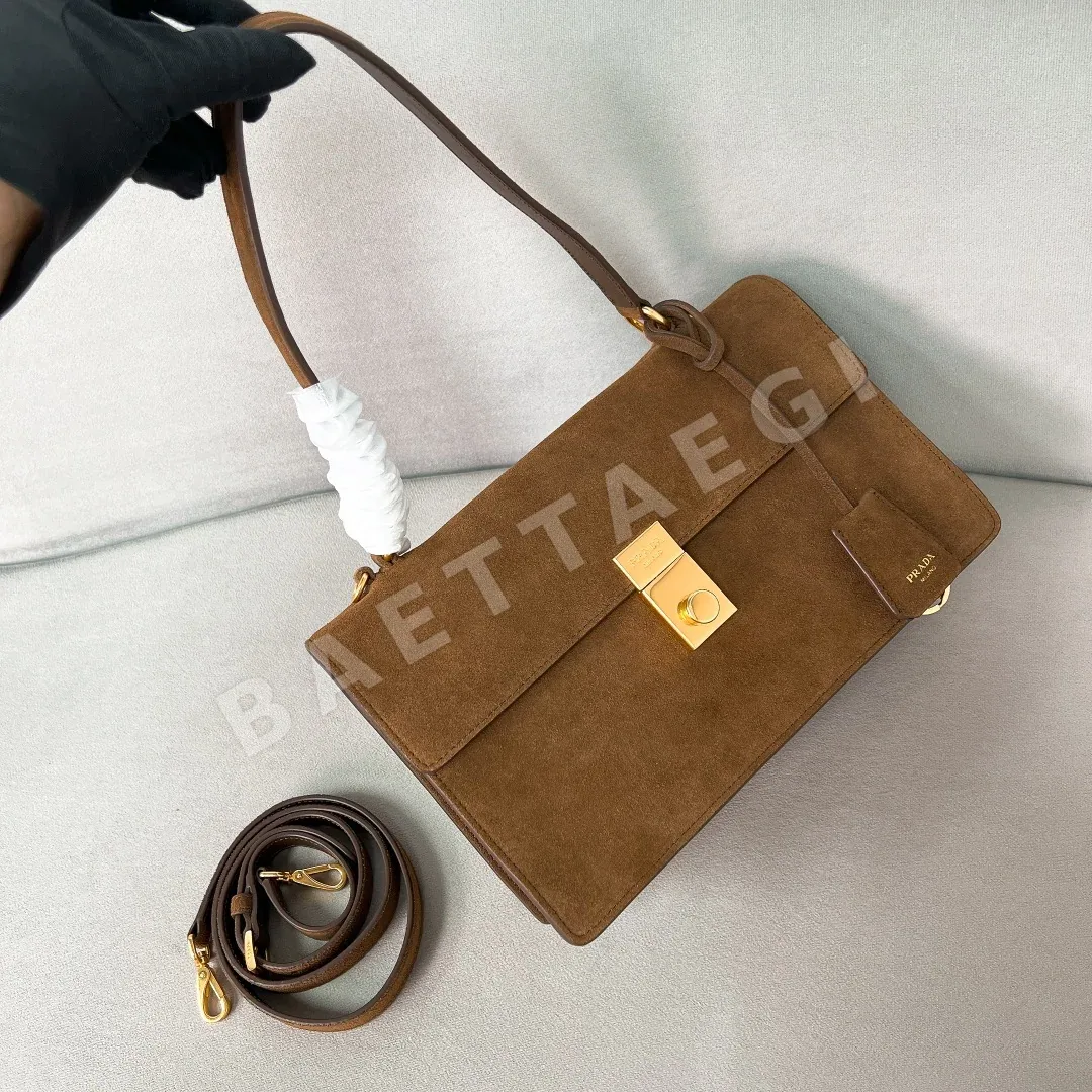 프라다 스웨이드 아코디언 핸드백 1BD378 상세 이미지 2