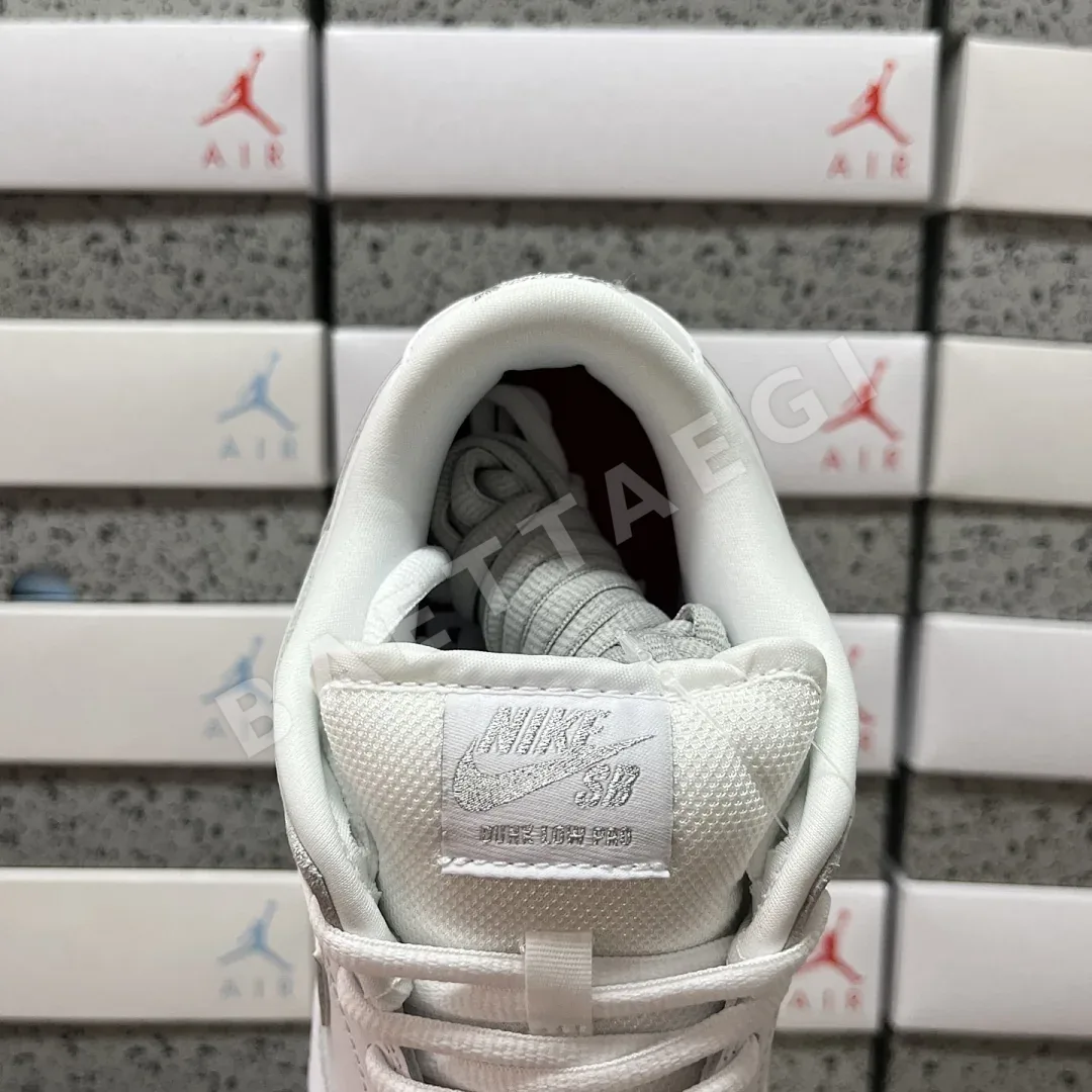 나이키 [AY] SB 덩크 로우 HQ8487-100 201034 Nike SB Dunk Low Supreme 94 White Metallic 상세 이미지 9