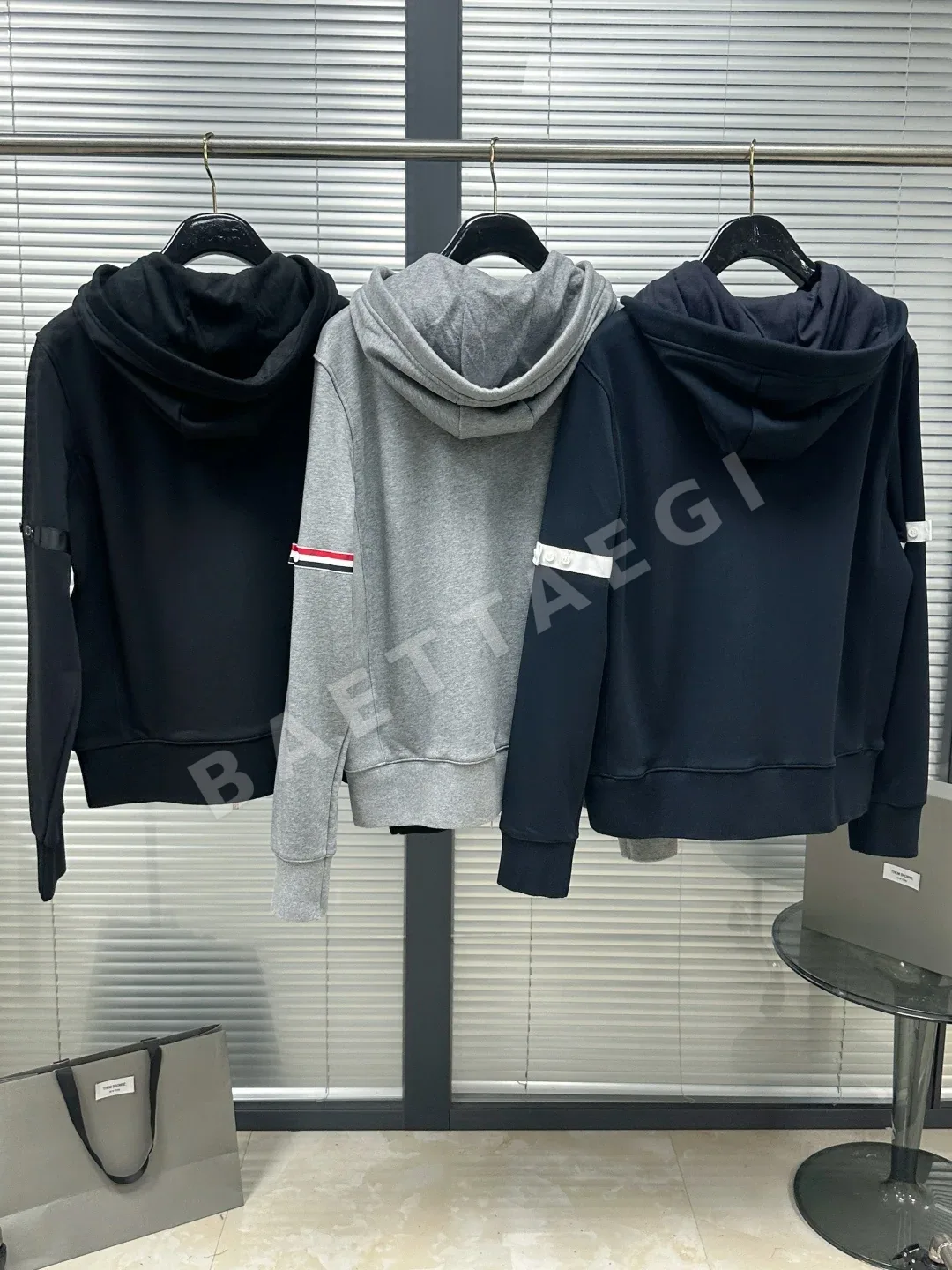 톰브라운 심플 가죽 라벨 후드 재킷 긴팔 상세 이미지 3