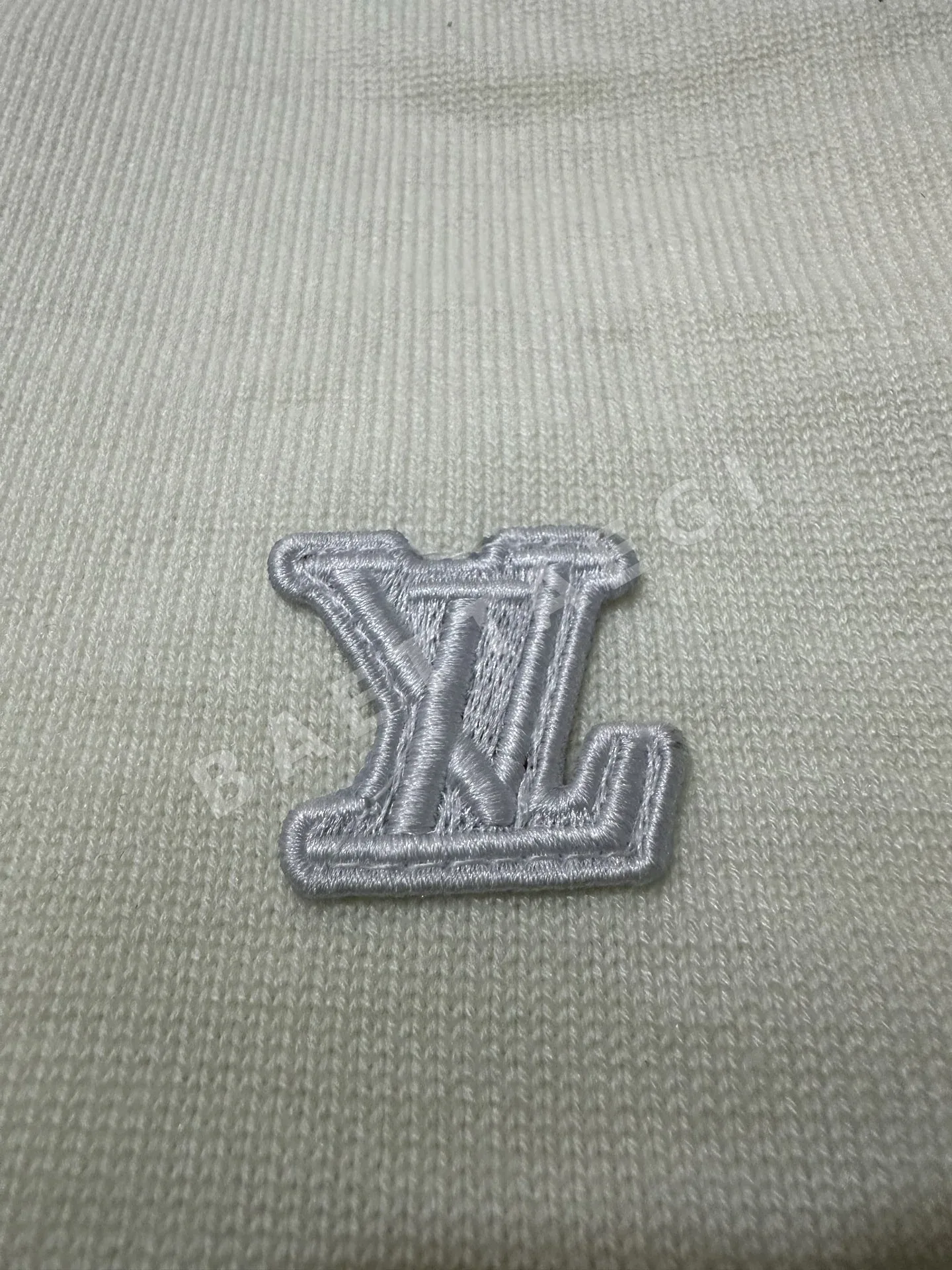 루이비통 LV 엠보스 로고 울 면 니트 상세 이미지 7