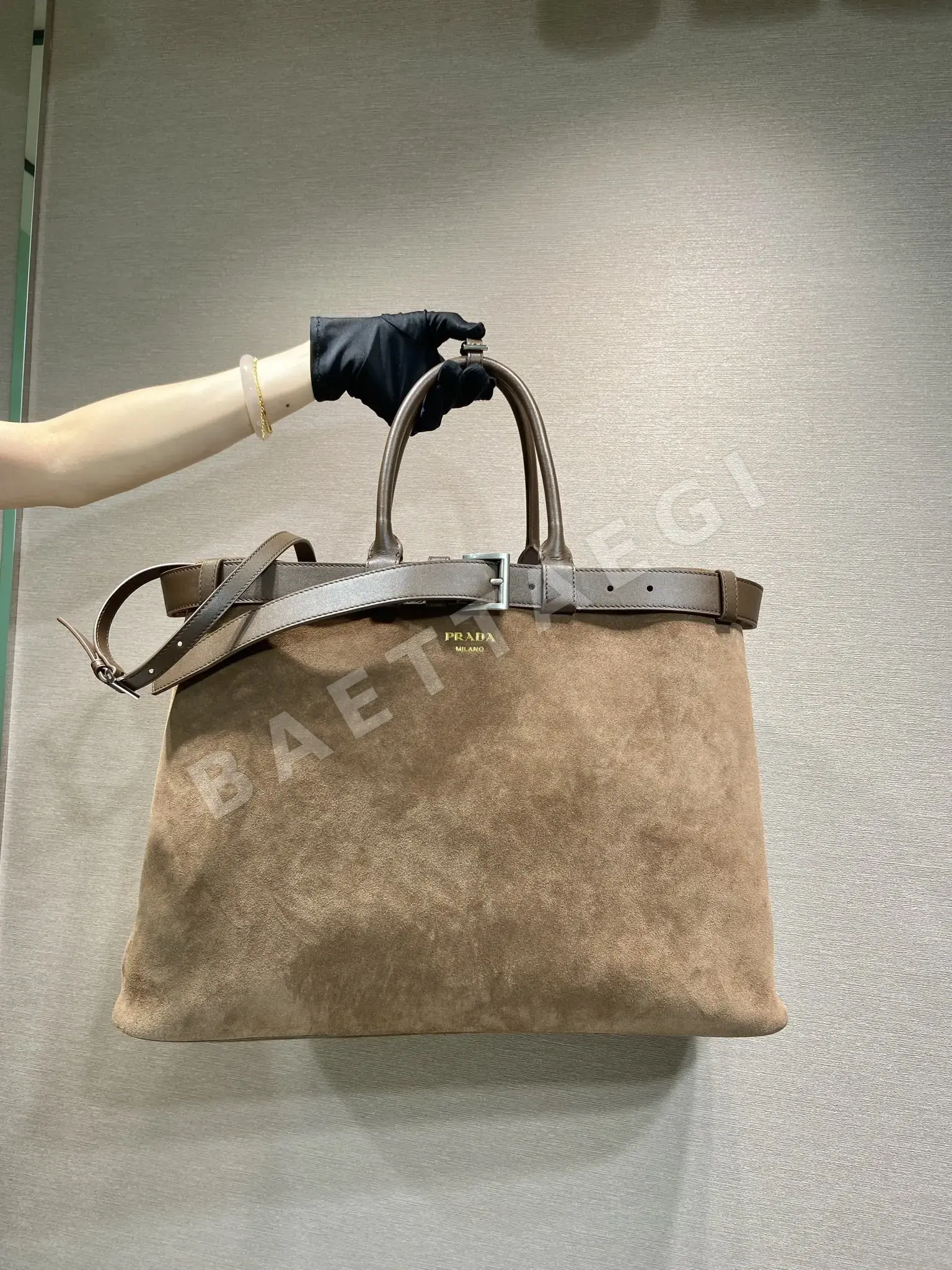 프라다 스웨이드 숄더백 188802
