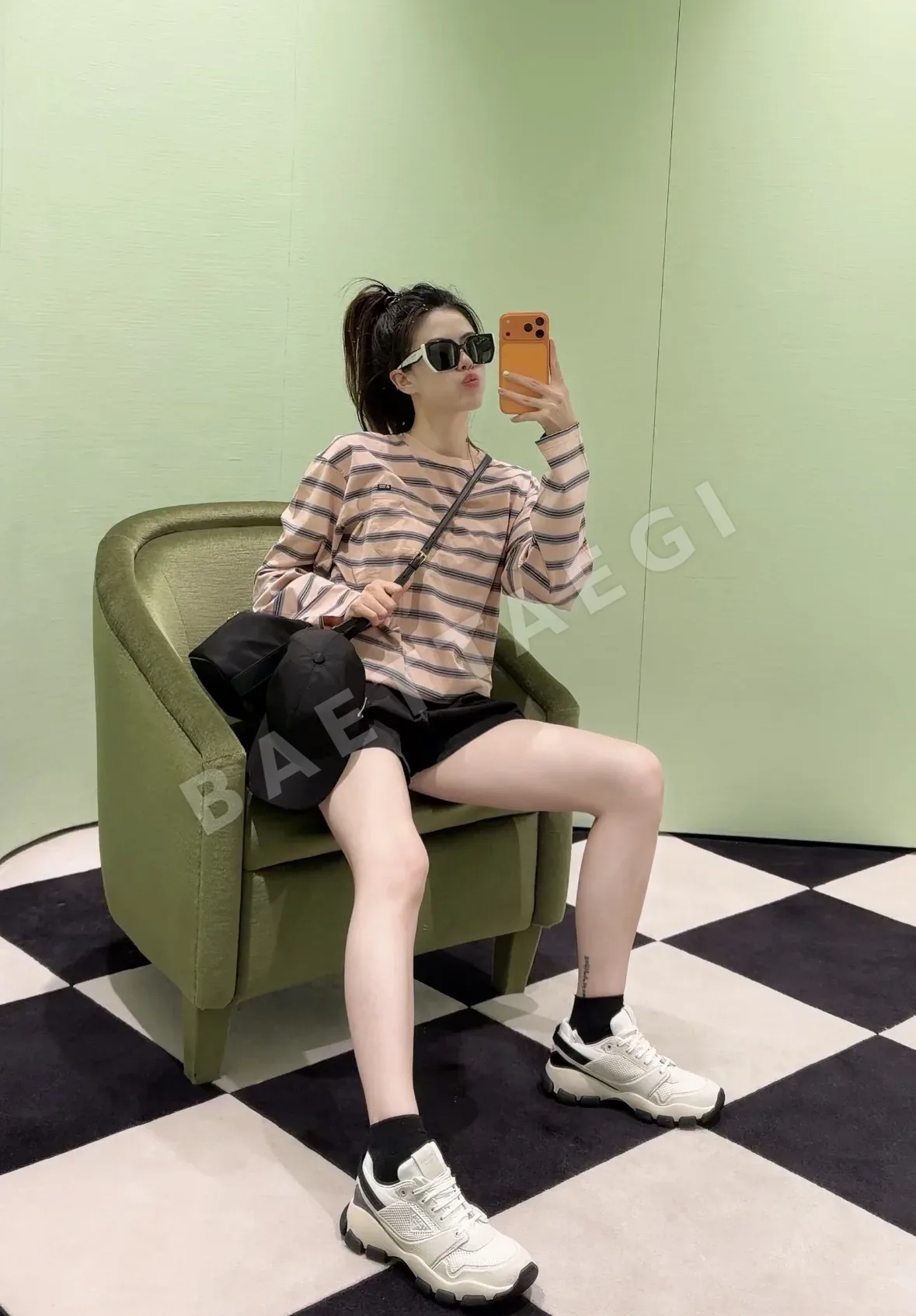 프라다 스트라이프 크롭 긴팔 티셔츠 상세 이미지 5