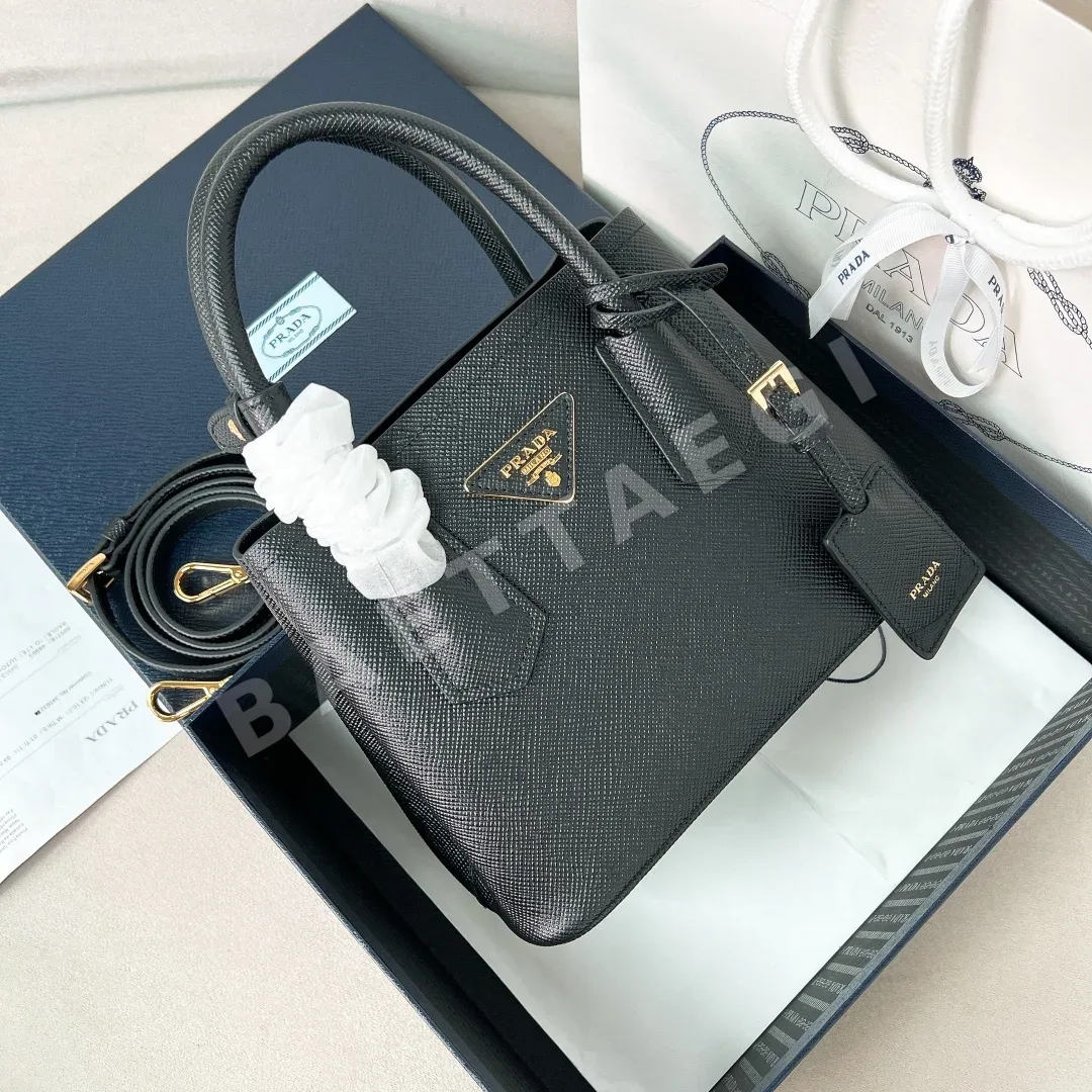 프라다 더블 시리즈 미니 크로스그레인 소가죽 가방 1BA497