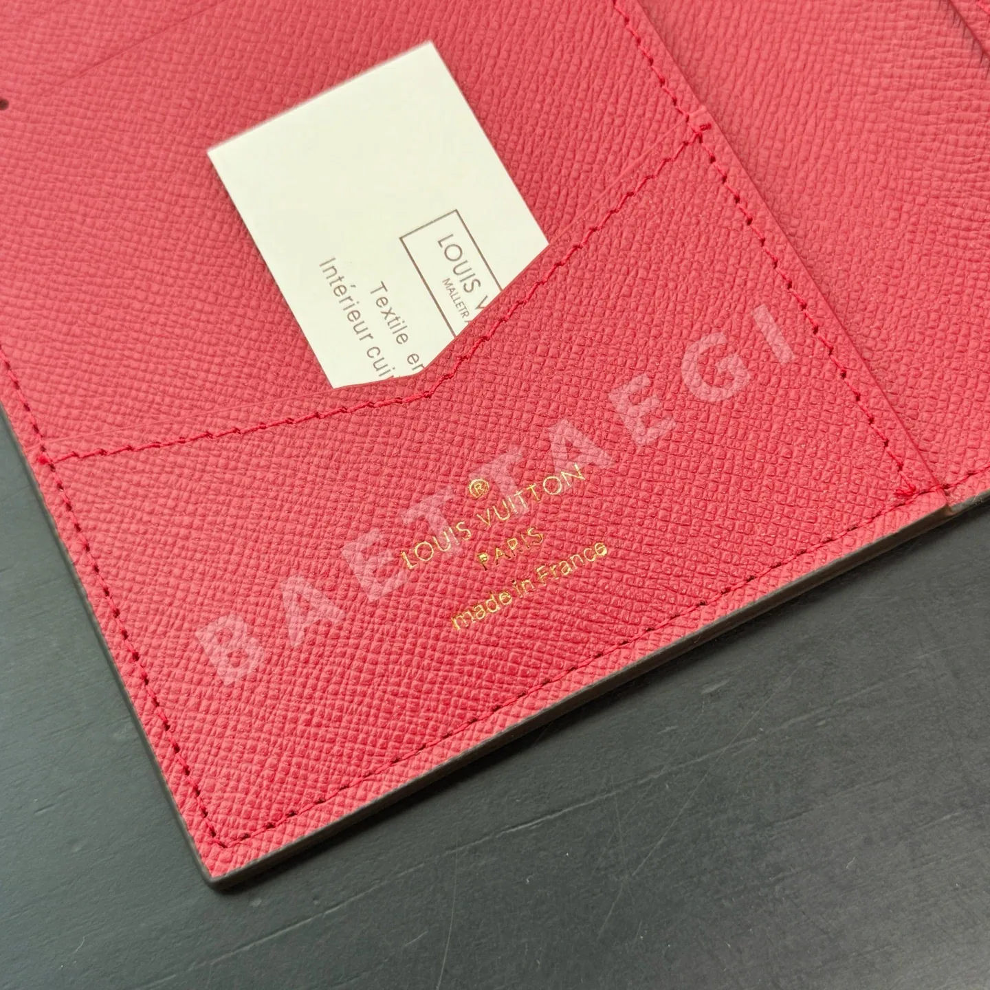 루이비통 다미에 그라피트 LV 러브부 패스포트 홀더 지갑 상세 이미지 9