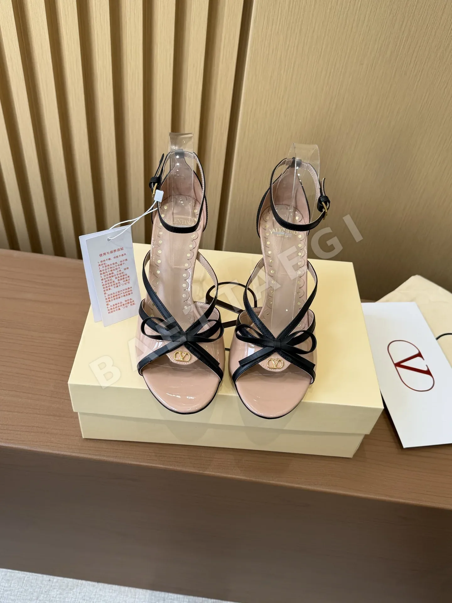 발렌티노 V 버클 보우 하이힐 샌들 42176