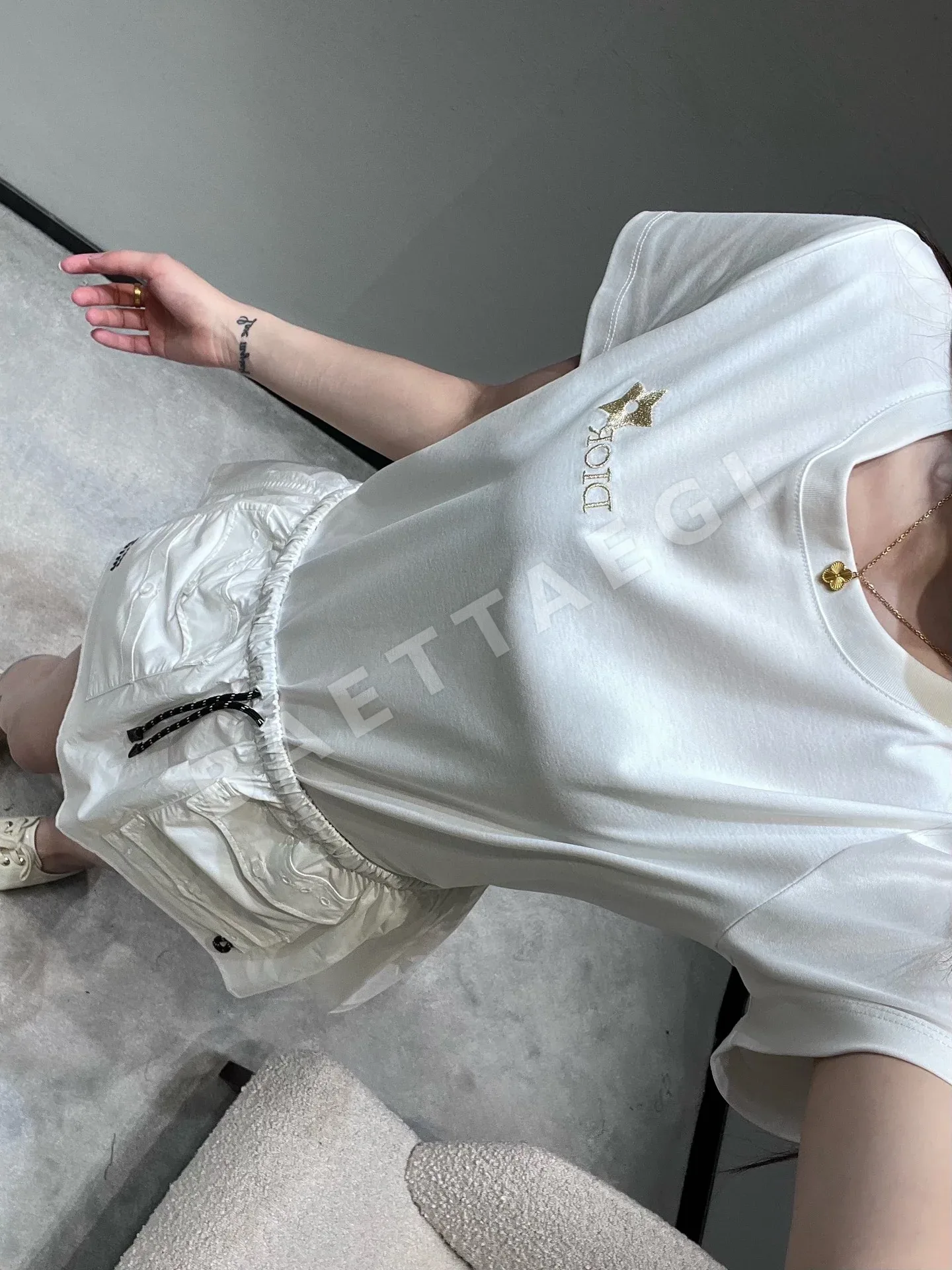 디올 스타 자수 라운드넥 여성 반팔 티셔츠 상세 이미지 5