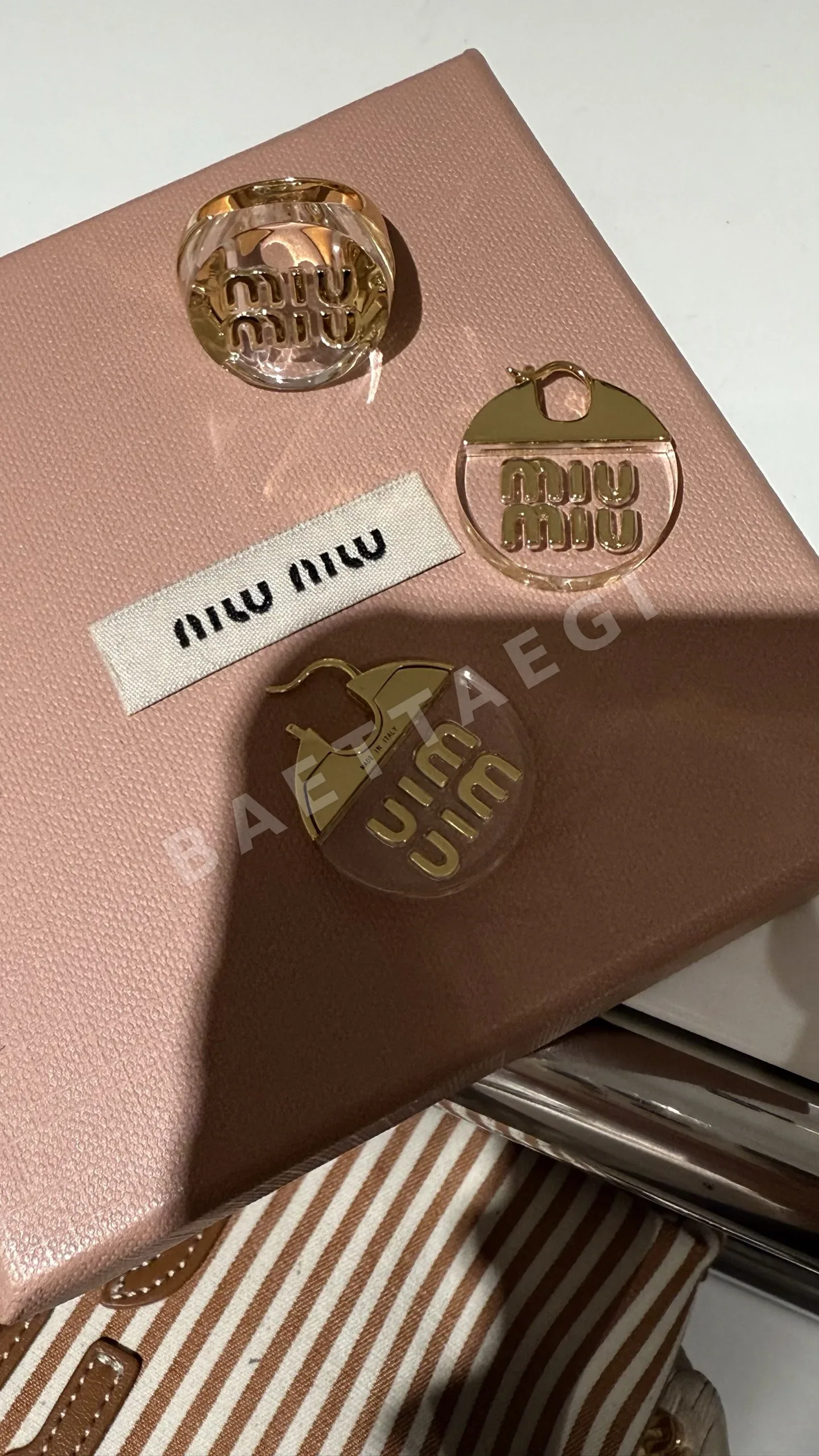 미우미우 반투명 수지 골드 문자 모티브 귀걸이 상세 이미지 2