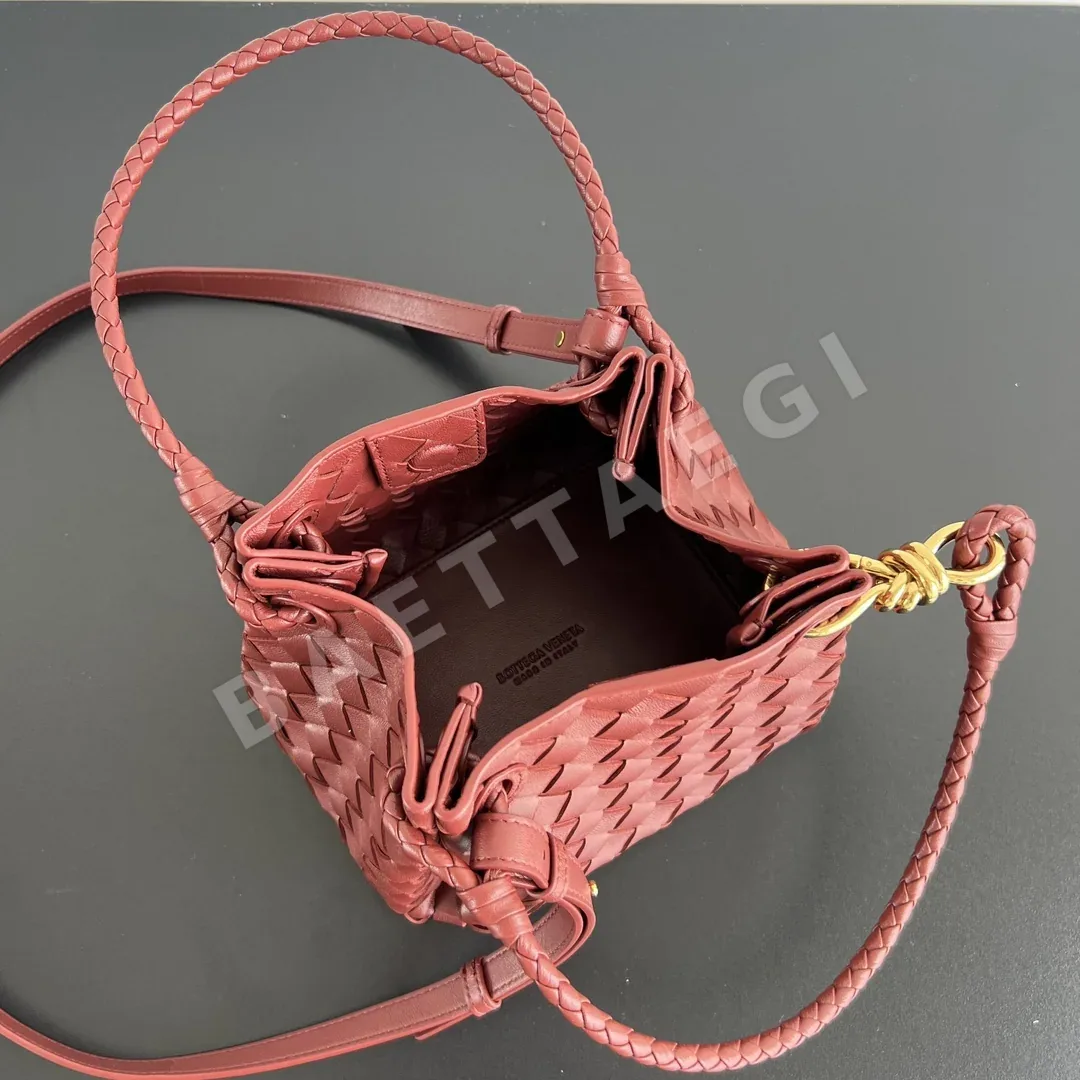 보테가베네타 파라슈트 스몰 인트레치아토 가죽 숄더백 상세 이미지 5