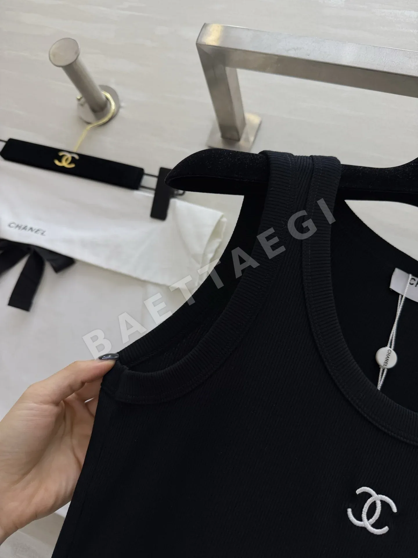 샤넬 클래식 더블 C 골지 여성 반팔티 상세 이미지 5