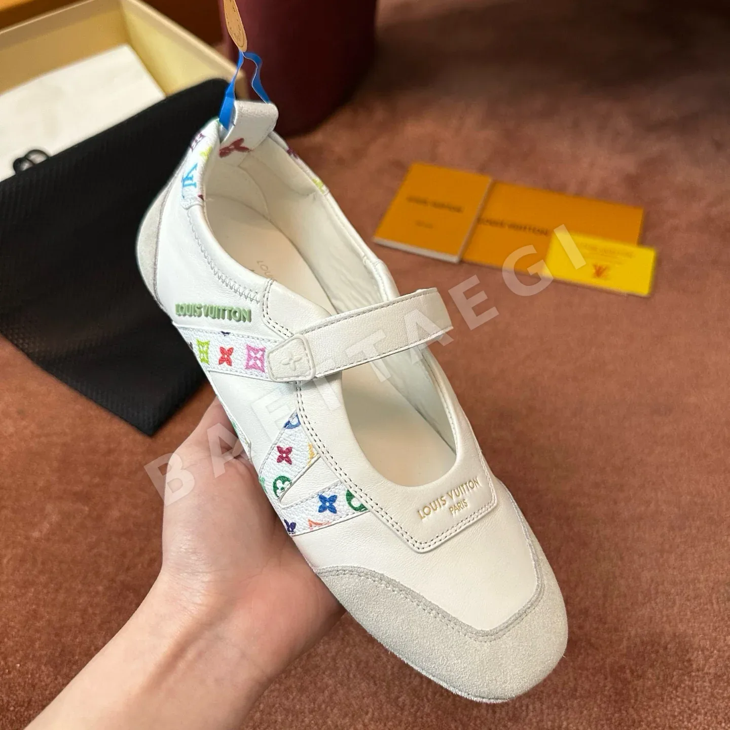 루이비통 스니커즈 여성 램스킨 측면 LV 로고 상세 이미지 3