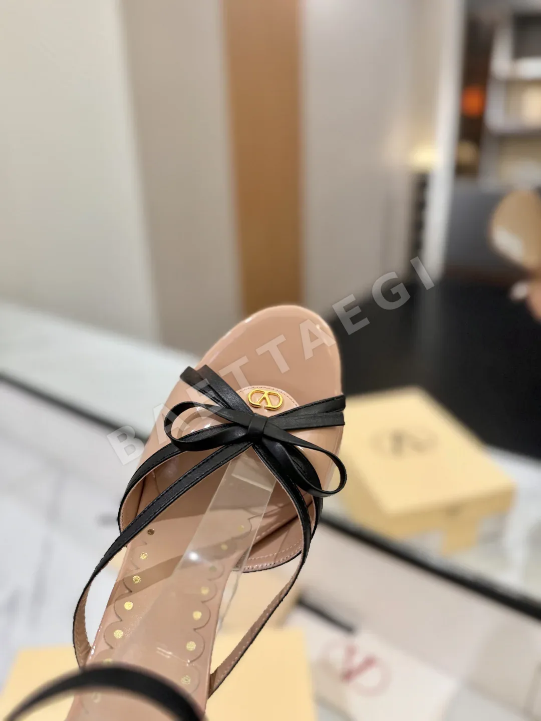 발렌티노 구리색 V 버클 오픈 힐 샌들 상세 이미지 6