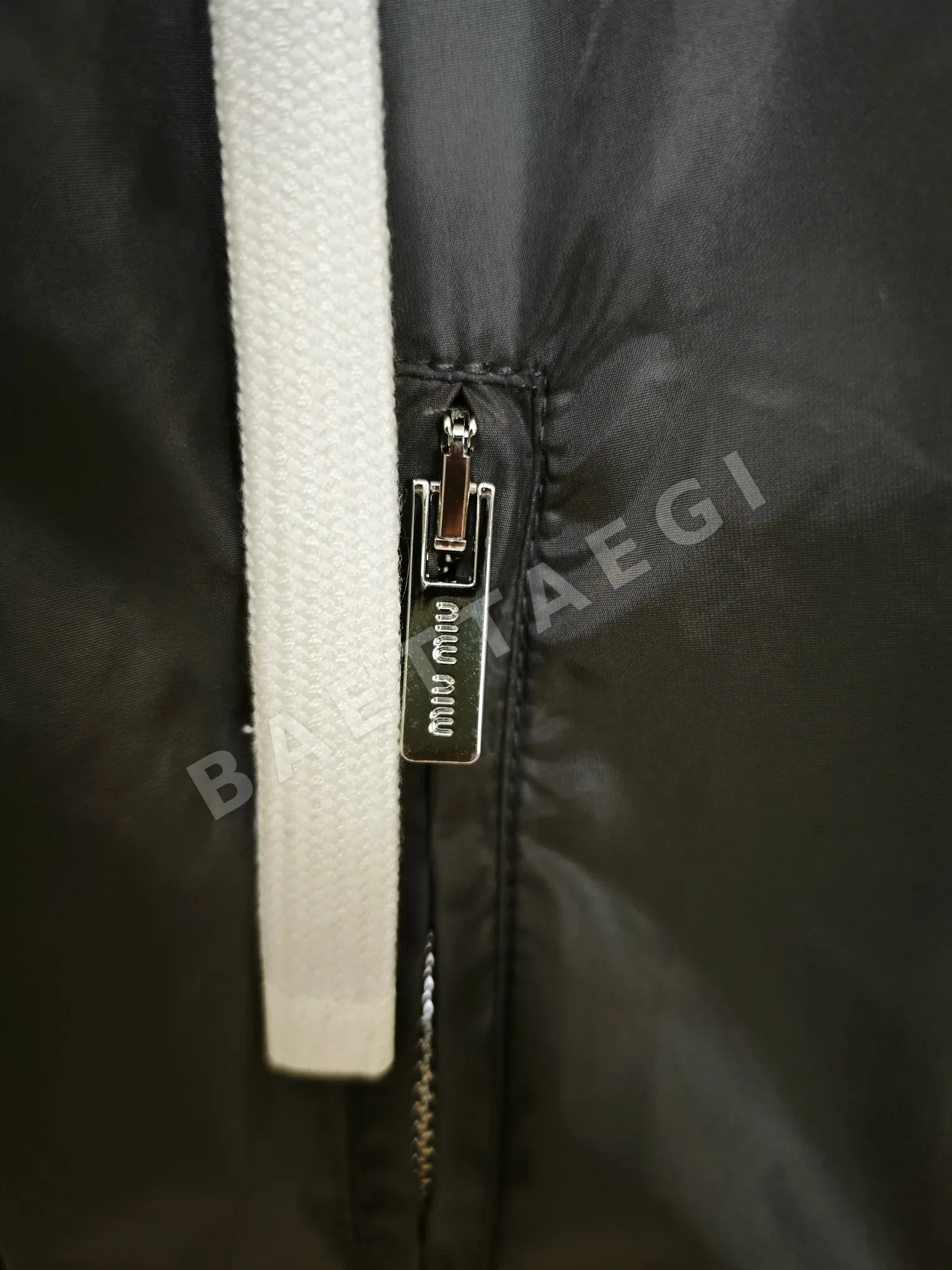 미우미우 나일론 로고 집업 자켓 상세 이미지 5