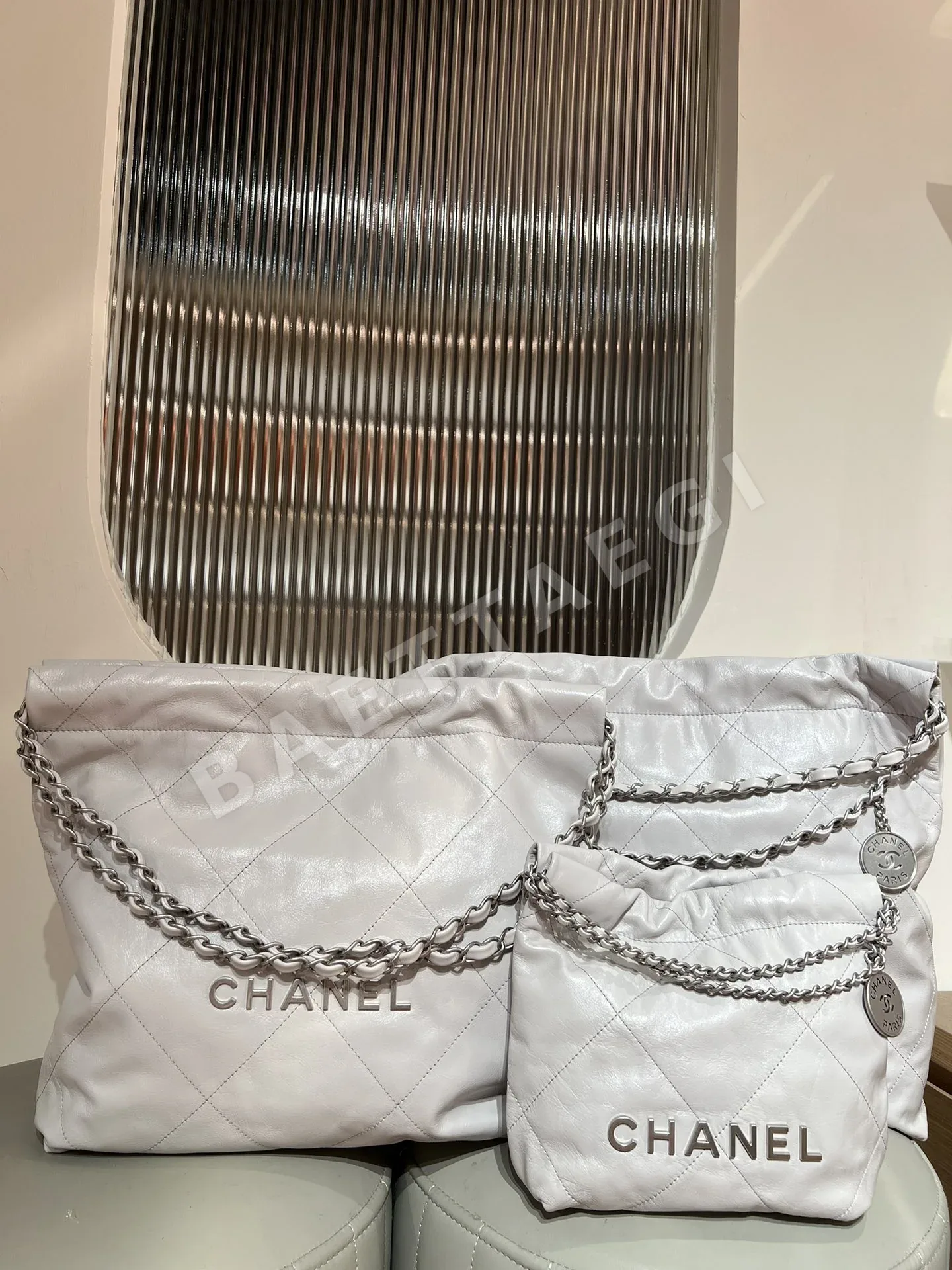 샤넬 송아지가죽 회색 은색 버클 가방 상세 이미지 2