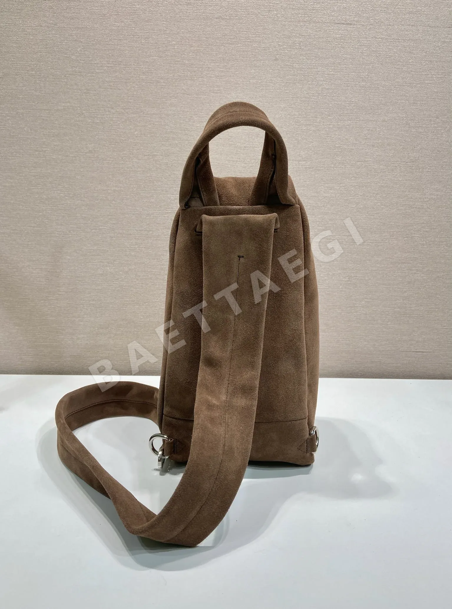 프라다 스웨이드 체스트백 2VZ114 상세 이미지 4