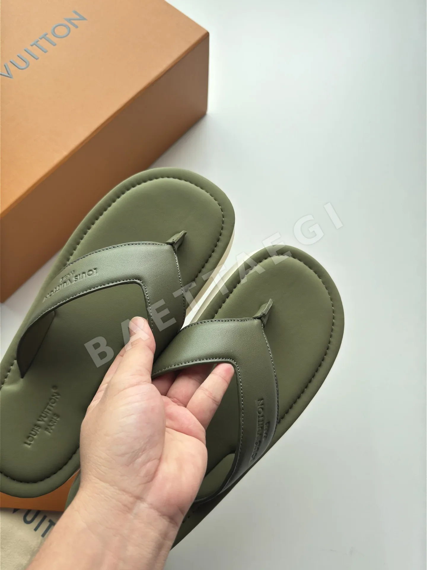 루이비통 스웨이드 가죽 플립플롭 상세 이미지 4