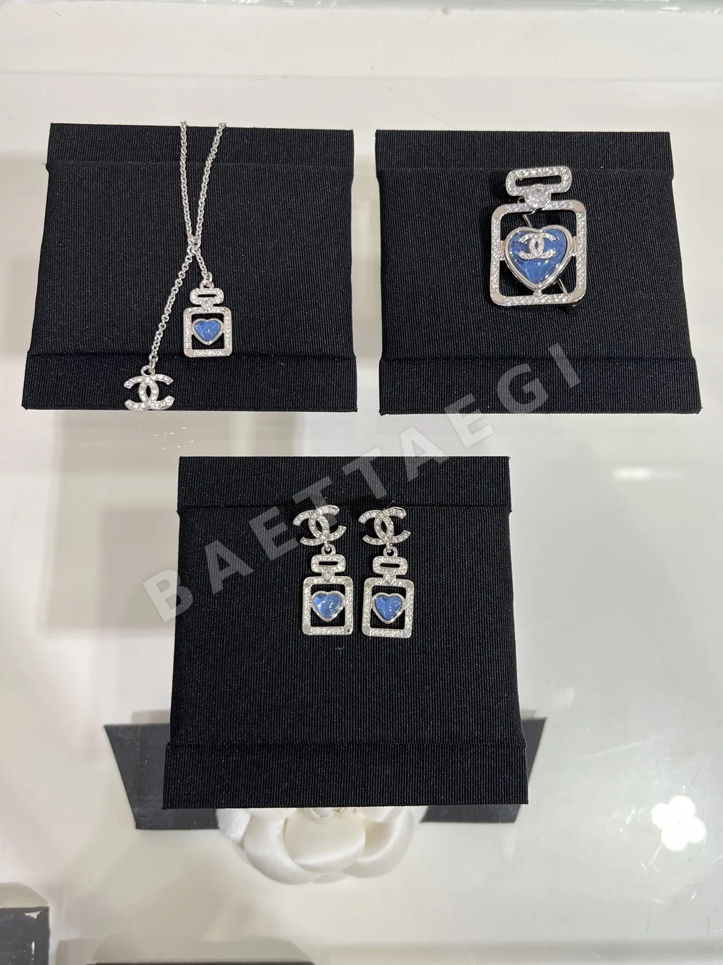 샤넬 블루 하트 더블 C 장식 귀걸이 65949