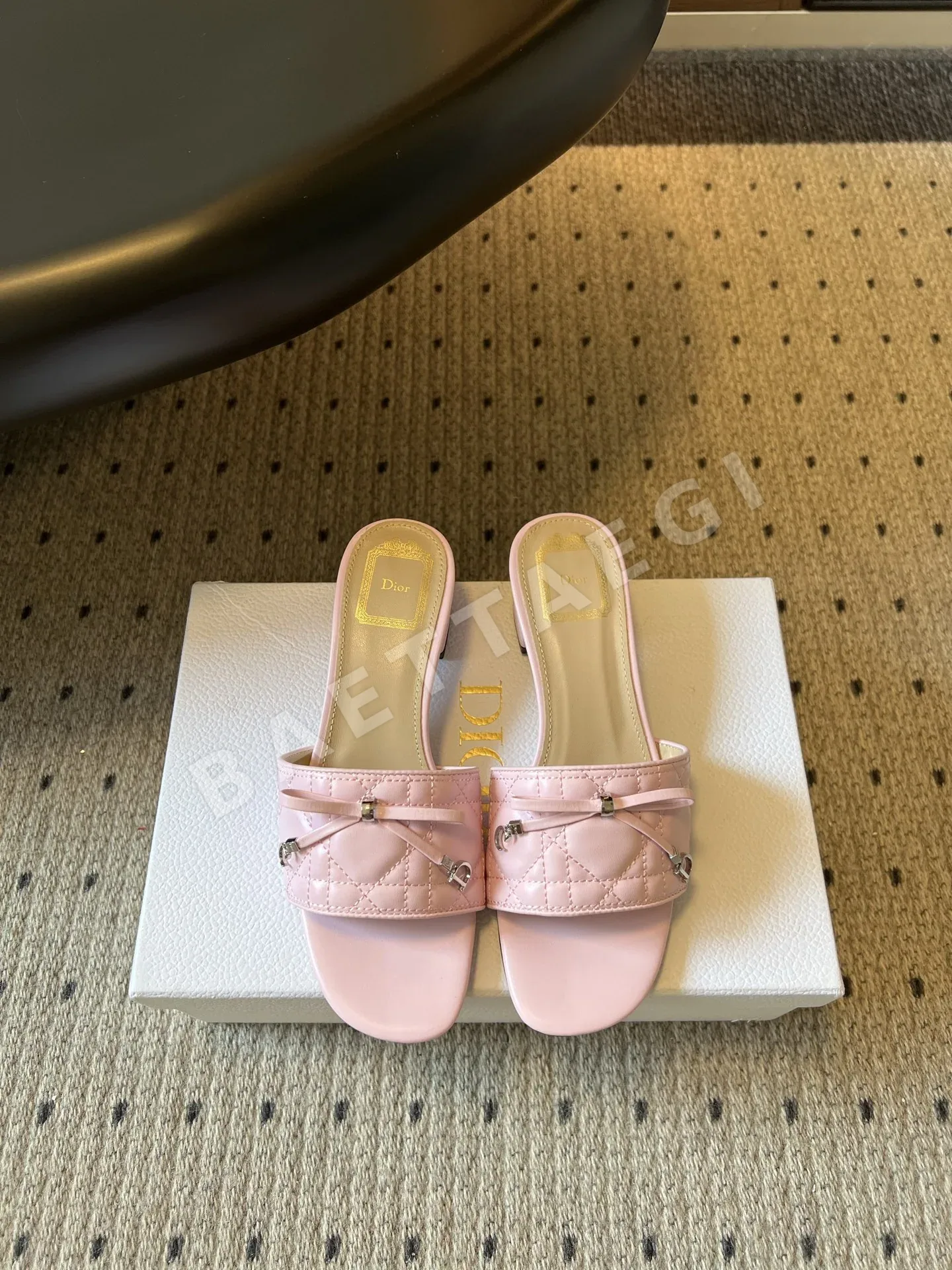 디올 뉴 카나주 패턴 리본 로우 힐 슬링백 108178