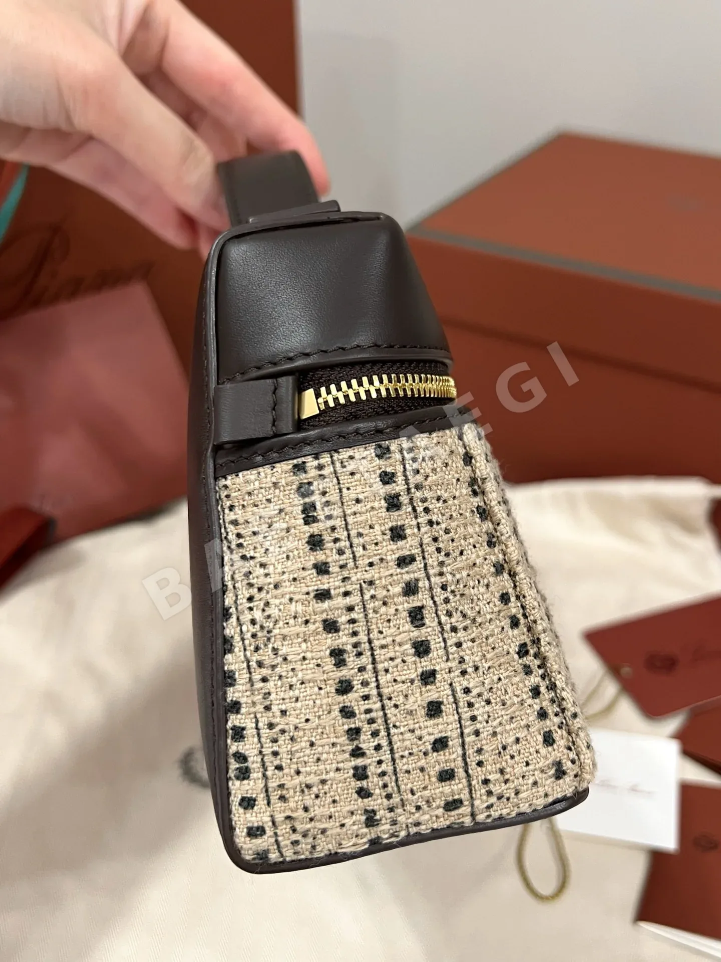 로로피아나 도트 캔버스 새들 레더 핸드백 상세 이미지 4