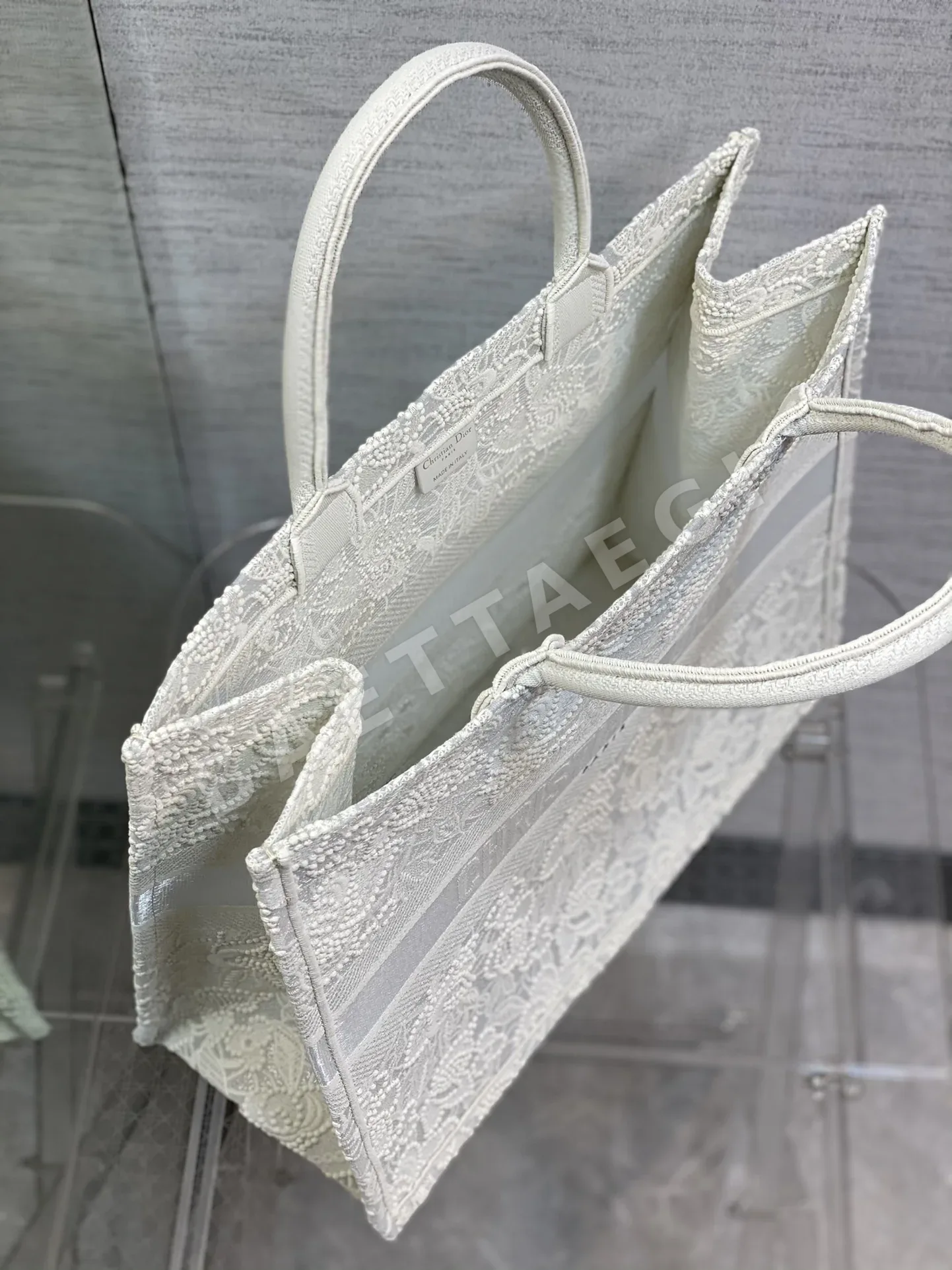 디올 픽셀 자수 북 토트 가방 상세 이미지 8