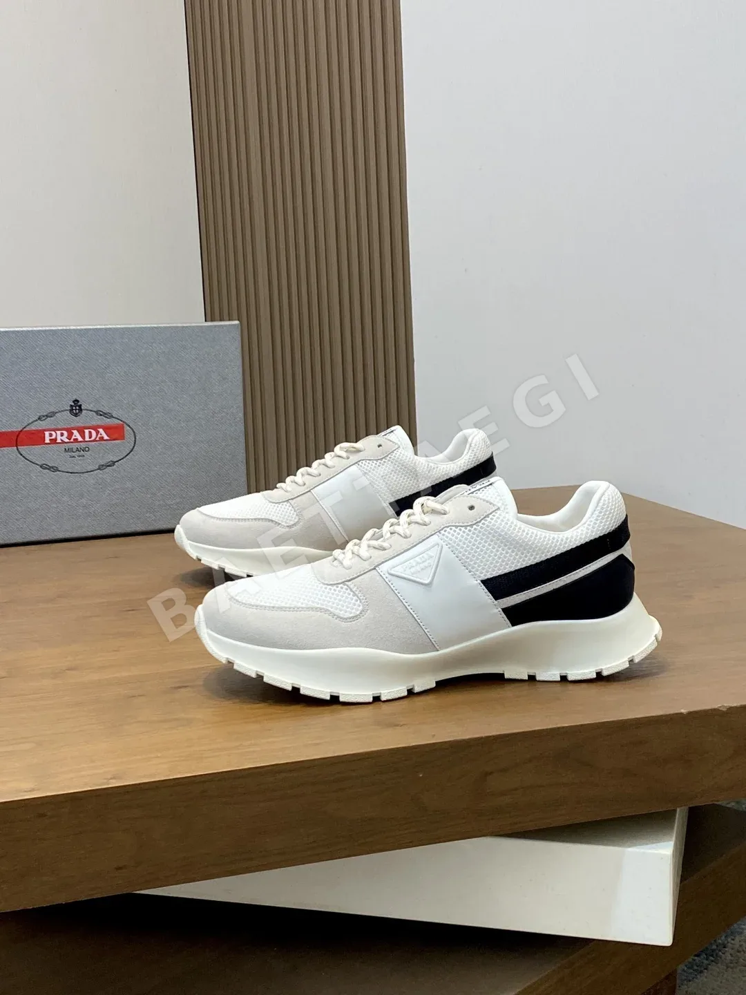 프라다 Linea Rossa 스웨이드 메시 남성 스니커즈 상세 이미지 3