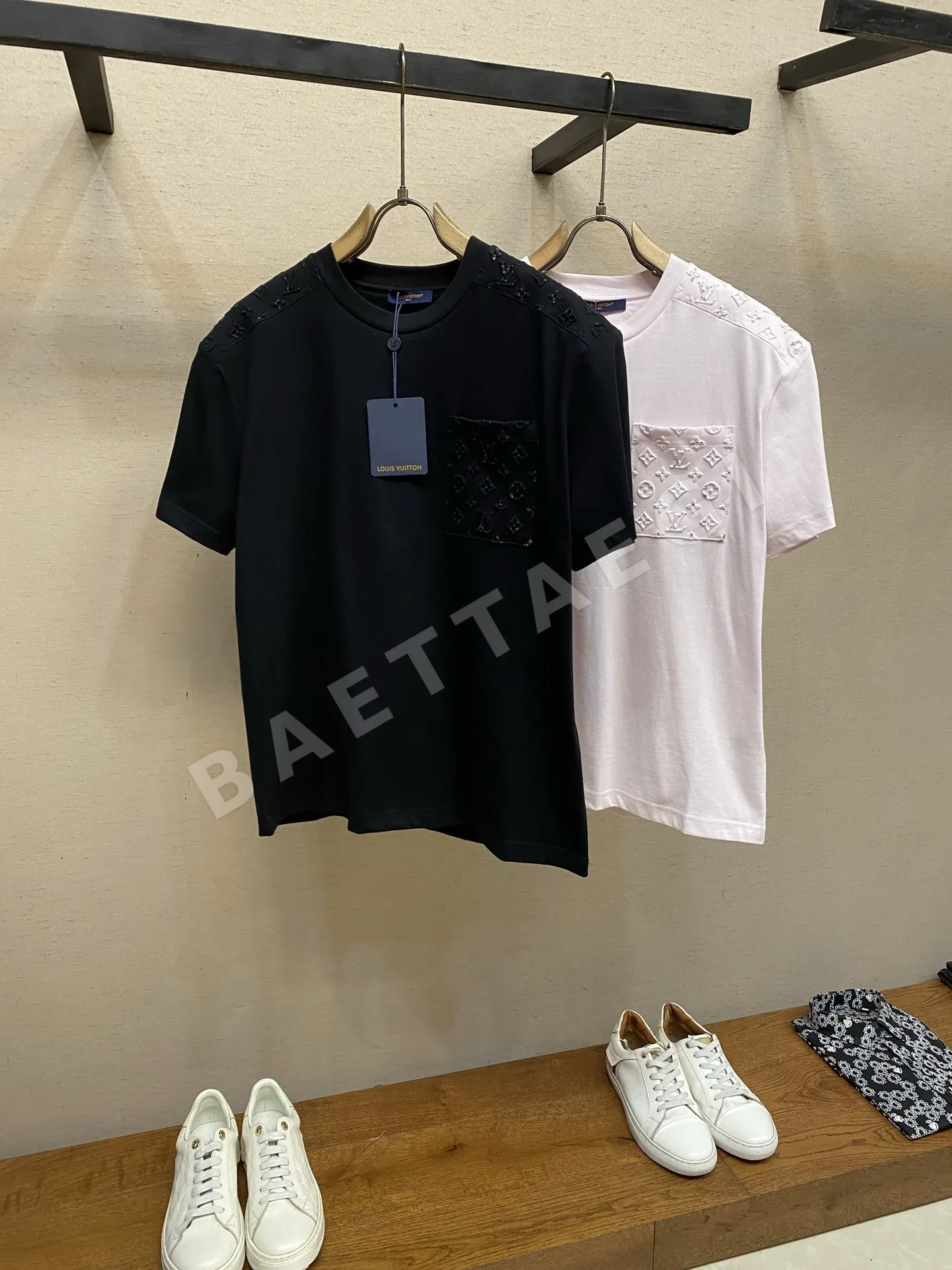 루이비통 LV 핫스탬핑 엠보스 반팔 티셔츠 상세 이미지 3