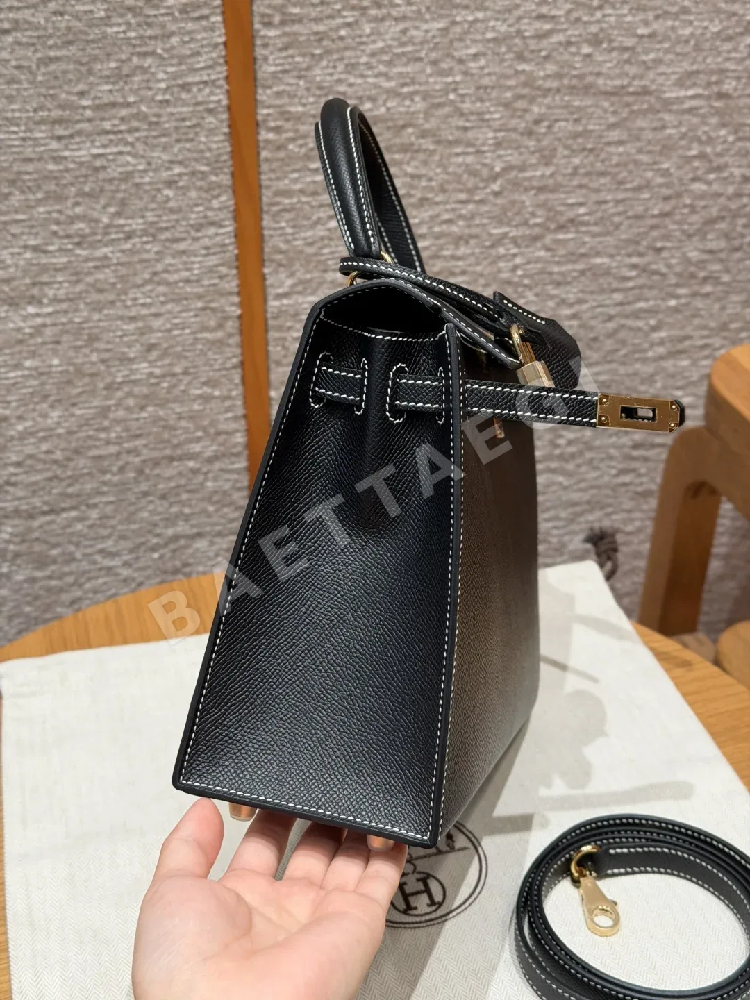 에르메스 켈리 25 블랙 골드 하드웨어 가방 상세 이미지 2
