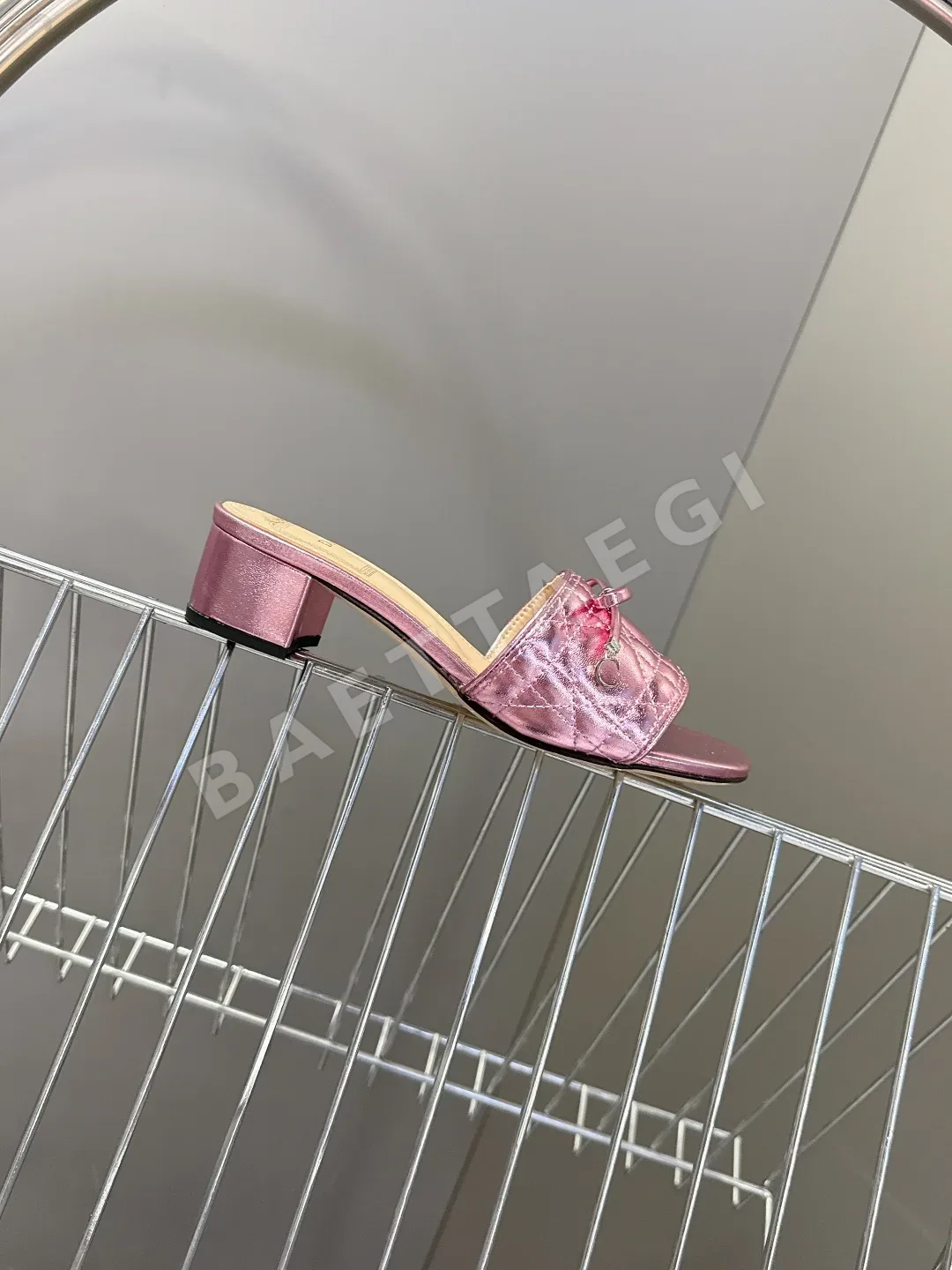 디올 다이아몬드 퀼팅 리본 청키힐 샌들 상세 이미지 5