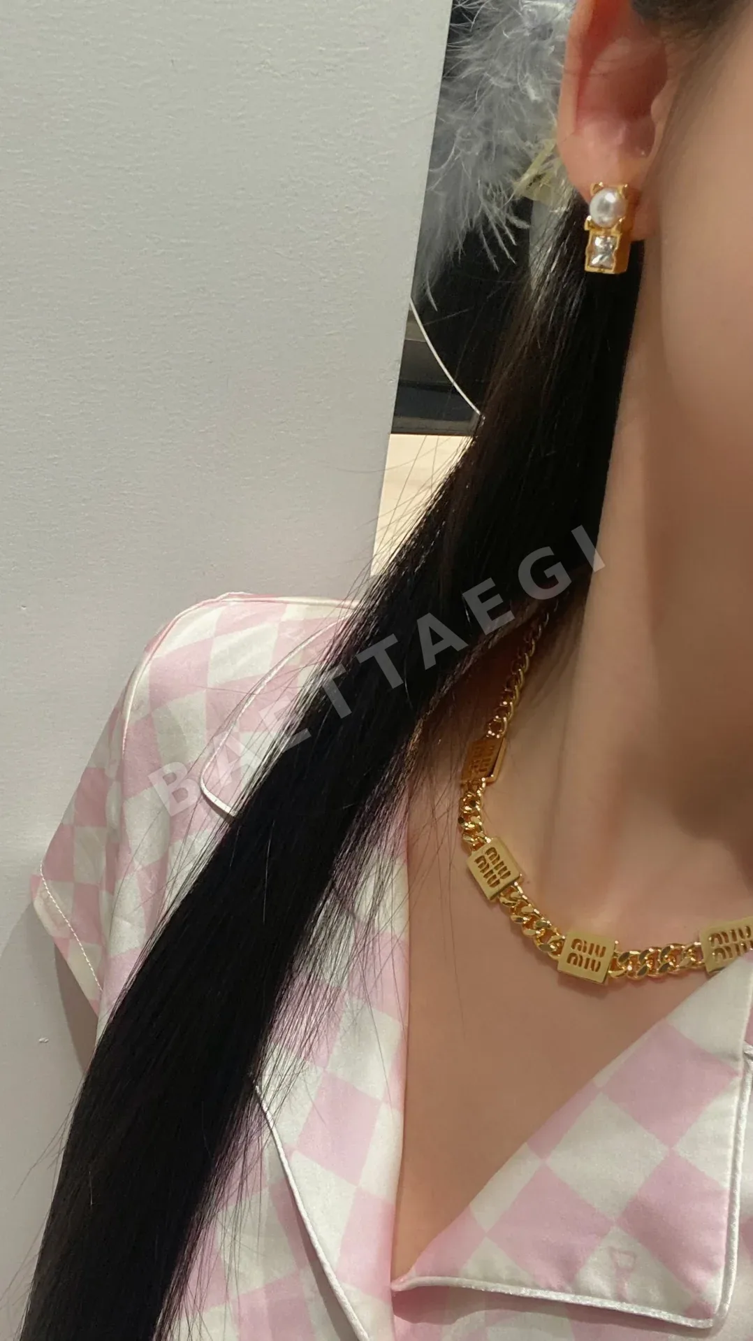 미우미우 스퀘어 레터 장식 목걸이 상세 이미지 9