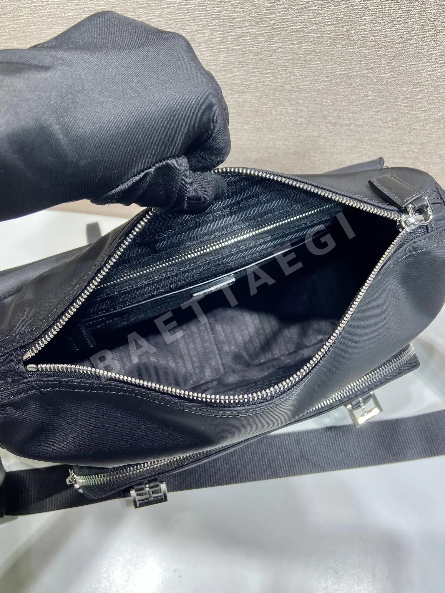 프라다 나일론 메신저백 상세 이미지 8