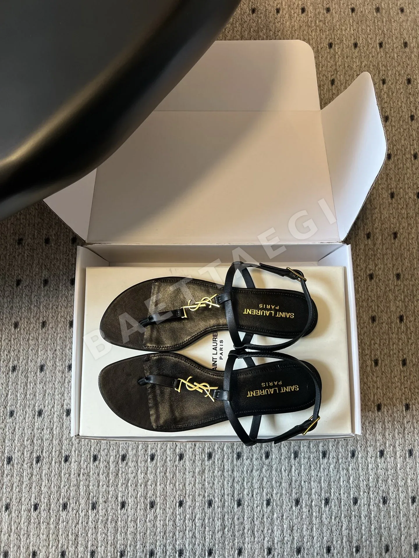 생로랑 YSL 버클 플립플랍 샌들 상세 이미지 6