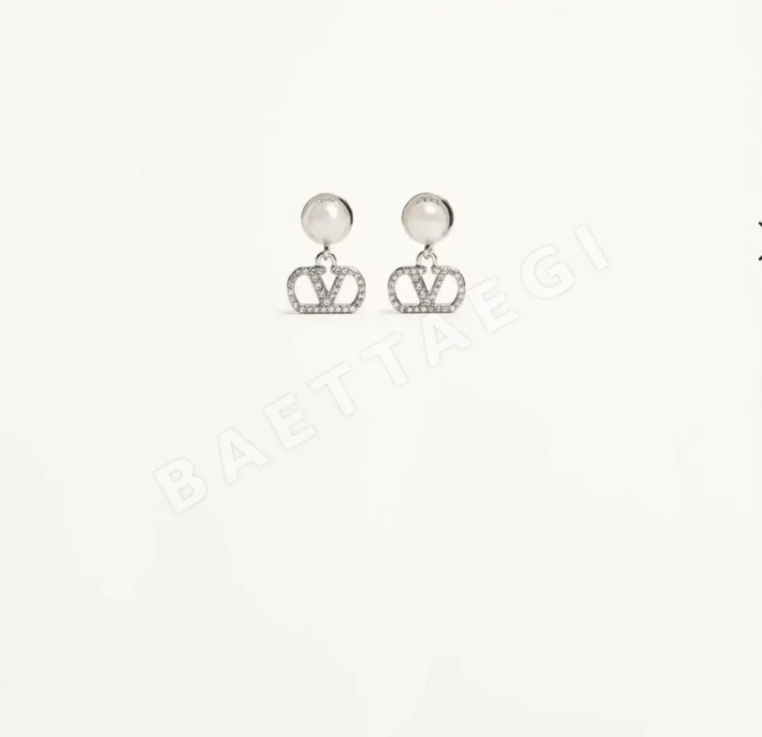 발렌티노 진주 장식 은색 귀걸이 63707