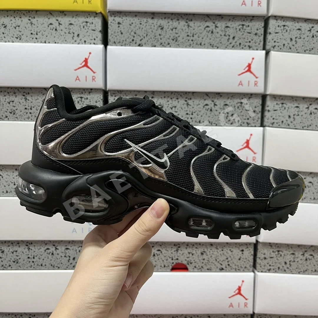 나이키 [DF] 에어 맥스 플러스 SE HJ9743-001 201075 Nike Air Max Plus SE Black Chrome 상세 이미지 8