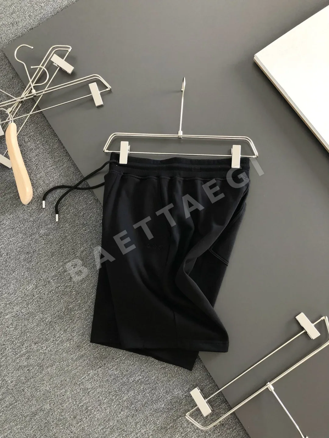 루이비통 자수 로고 드로스트링 남성 반바지 상세 이미지 2