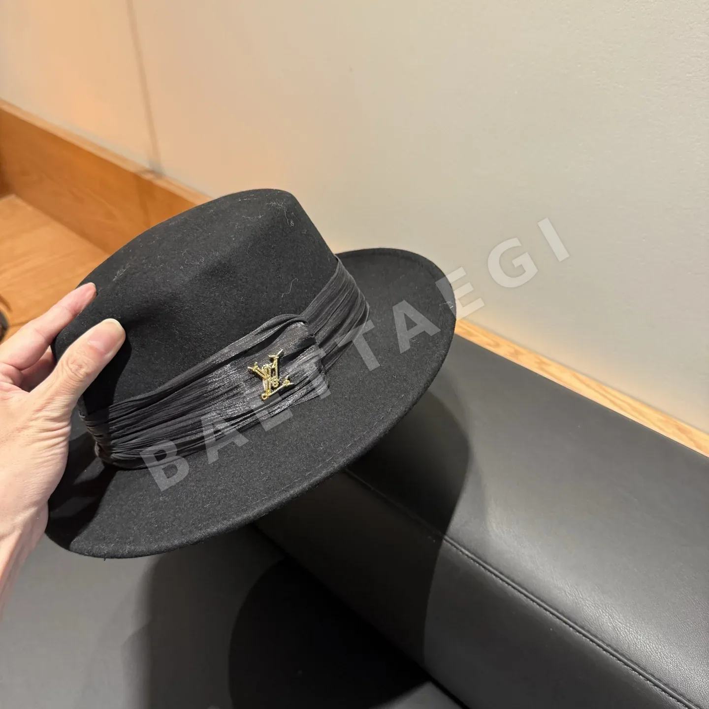 루이비통 울 플랫 탑 하트 모자 상세 이미지 8