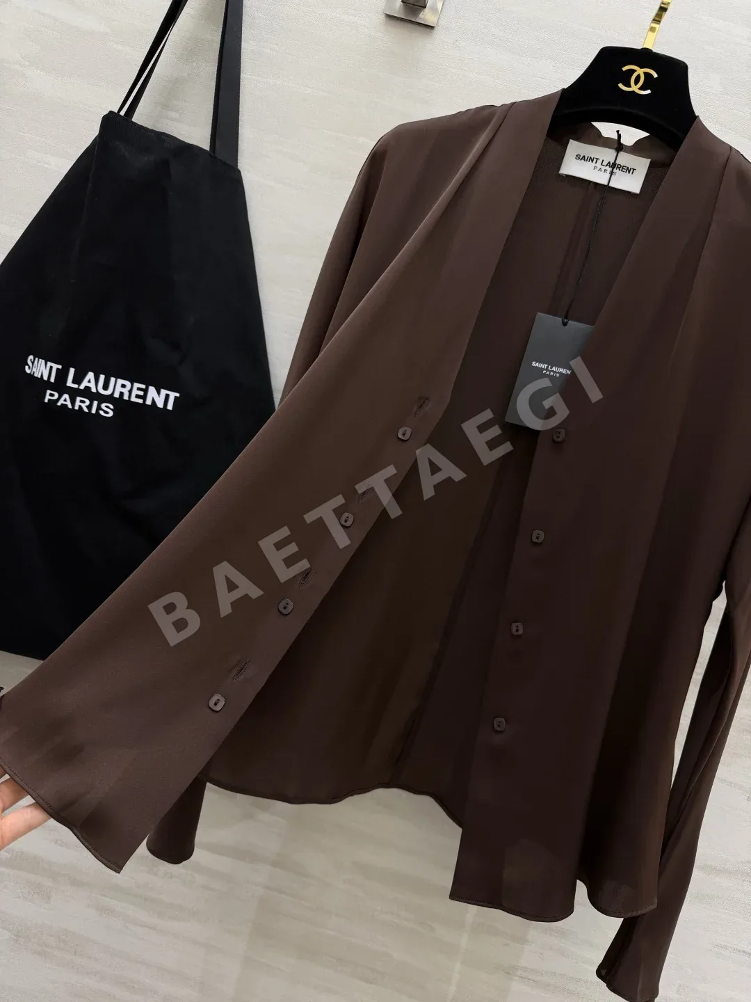 생로랑 실크 새틴 V넥 여성 셔츠 상세 이미지 7