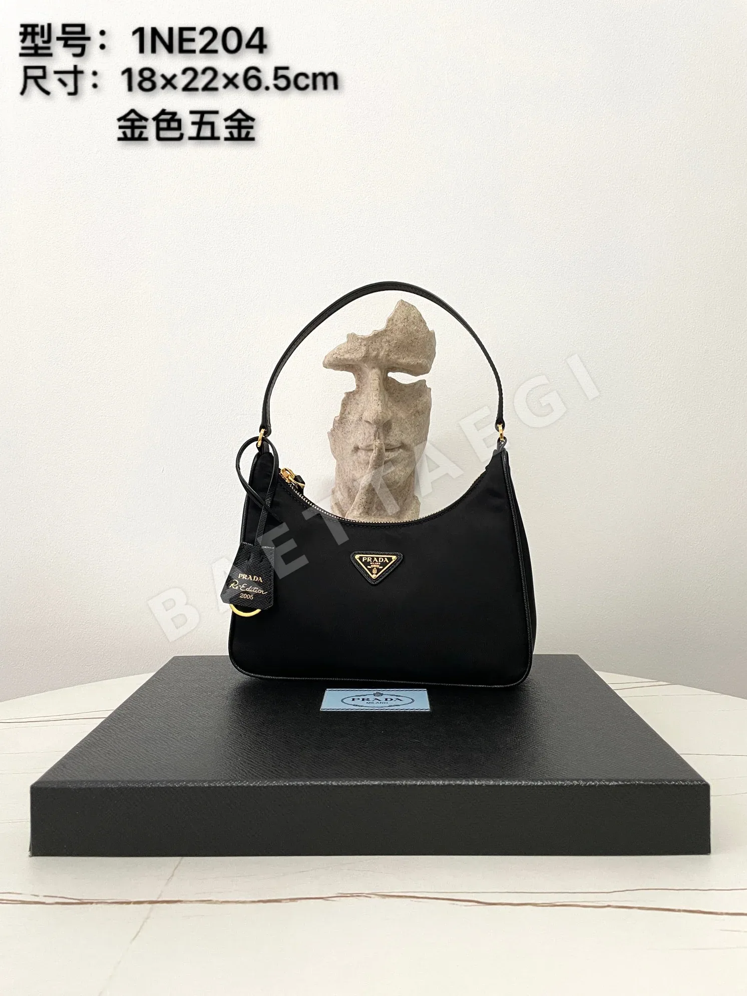 프라다 가죽 골드 장식 핸드백 1NE204
