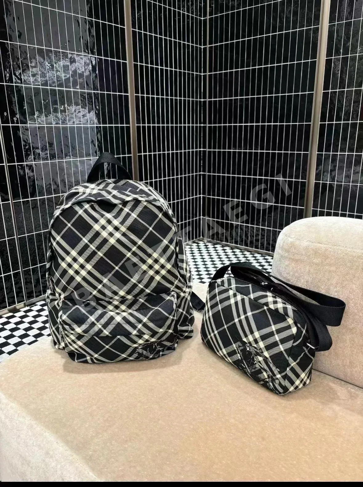 버버리 체크 카메라 가방 허리가방 백팩 상세 이미지 3
